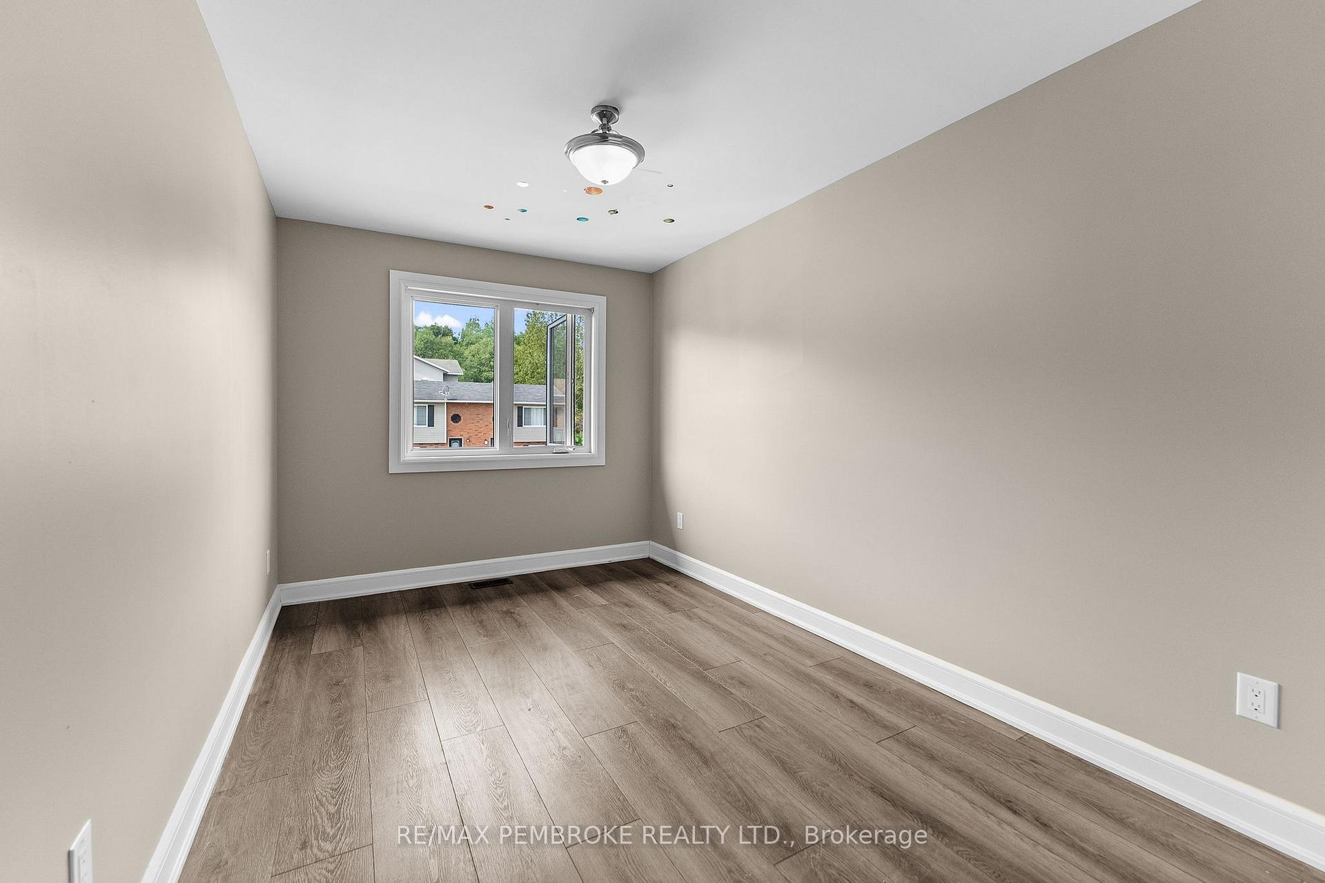 Photo 20 of 41 Northbrook Road, Petawawa, Petawawa — HOMEH