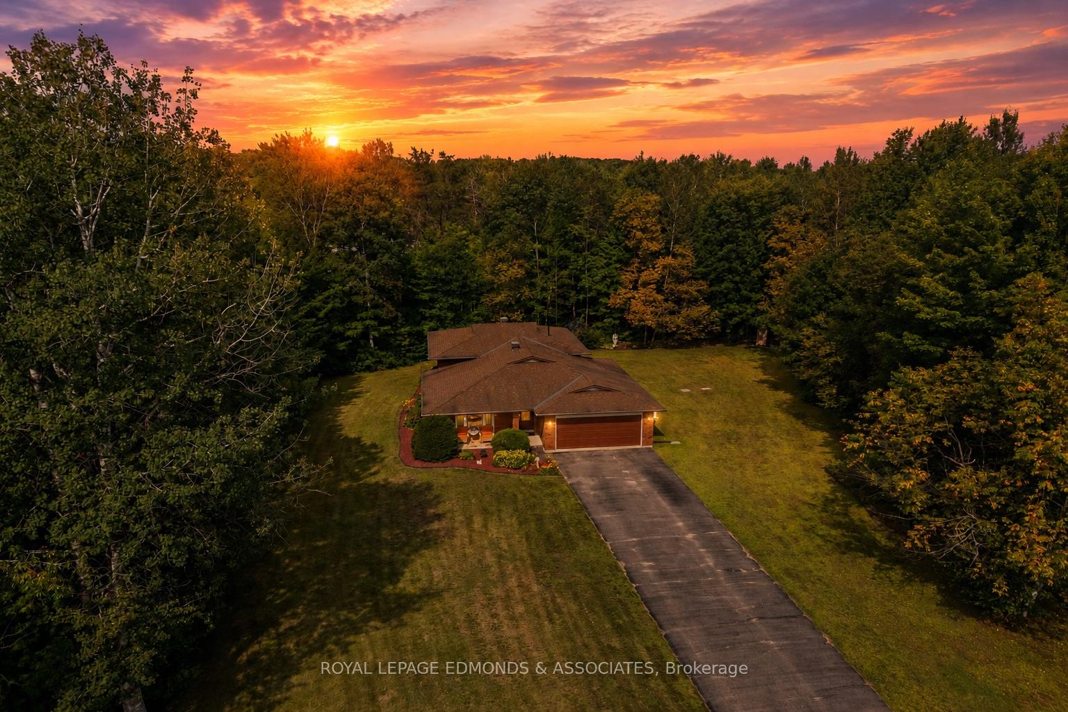 Photo 2 of 20 Mueller Crescent, Petawawa, Petawawa — HOMEH