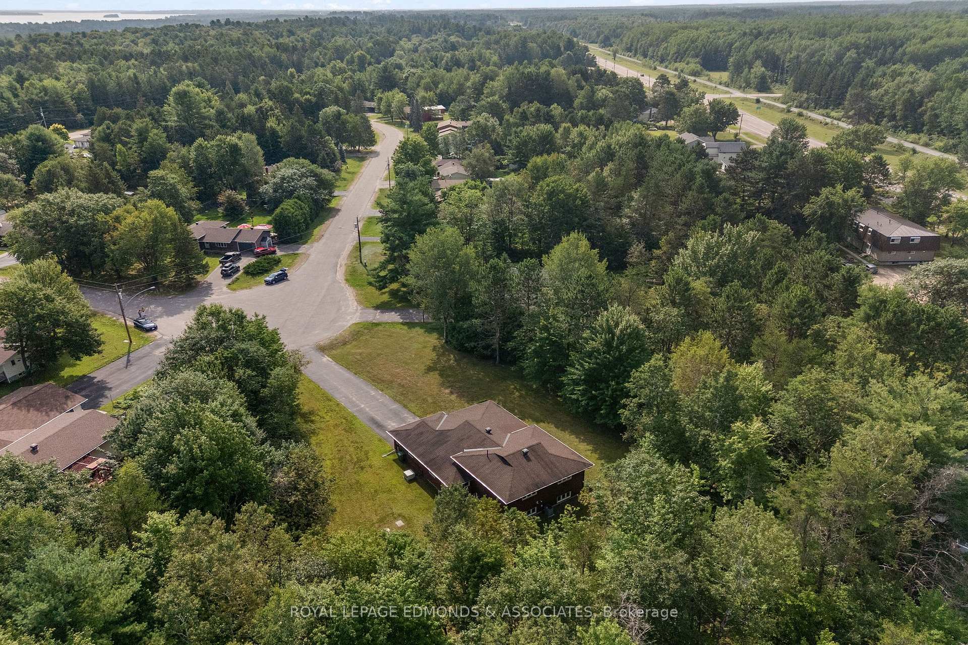 Photo 4 of 20 Mueller Crescent, Petawawa, Petawawa — HOMEH