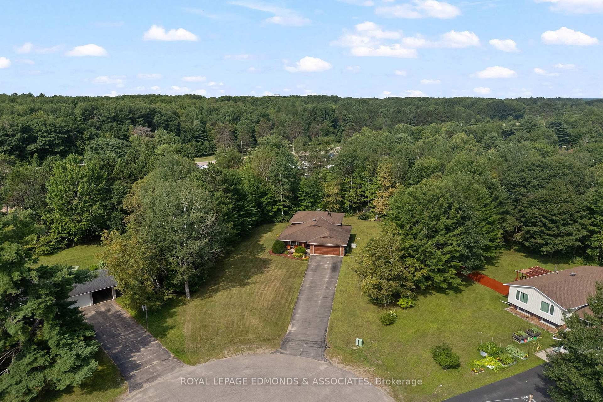 Photo 7 of 20 Mueller Crescent, Petawawa, Petawawa — HOMEH