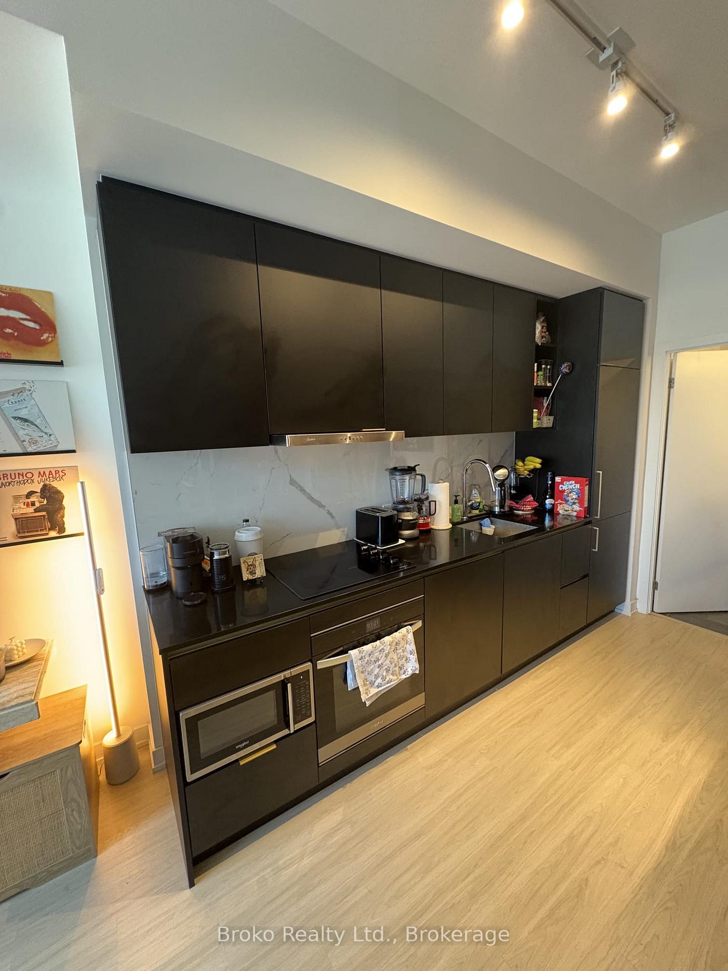 Front of Unit 1610, 8 Wellesley Street W