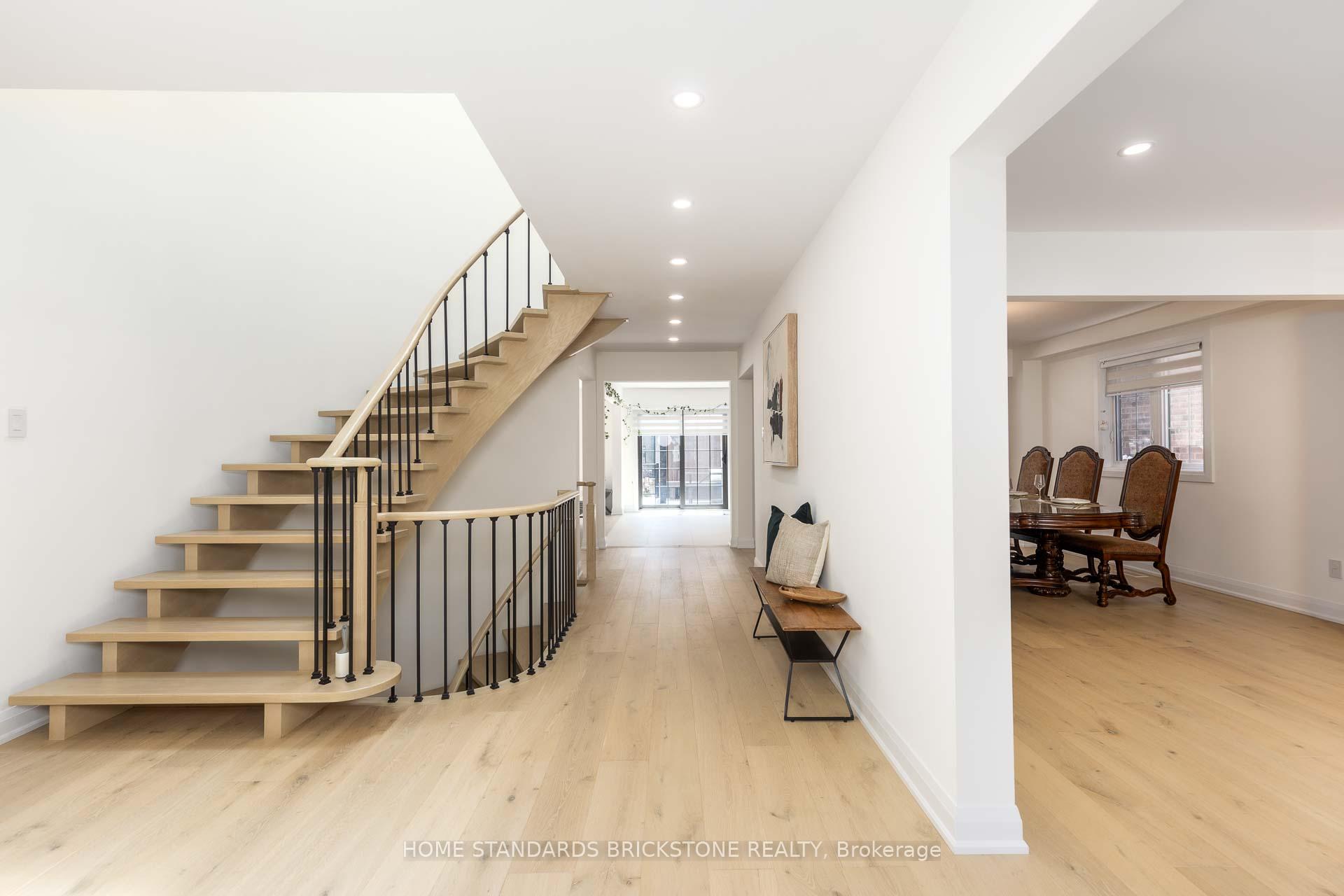 Photo 5 of 139 Pinewood Drive, Vaughan, Crestwood-Springfarm-Yorkhill — HOMEH