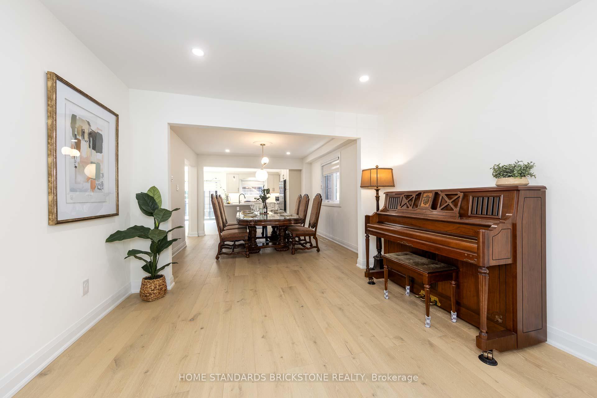 Photo 6 of 139 Pinewood Drive, Vaughan, Crestwood-Springfarm-Yorkhill — HOMEH