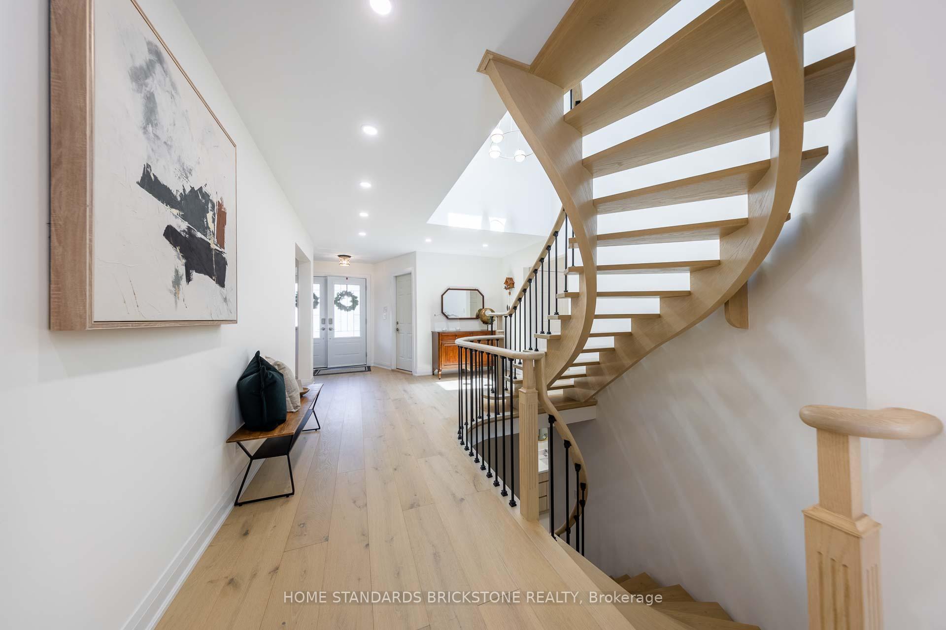 Photo 8 of 139 Pinewood Drive, Vaughan, Crestwood-Springfarm-Yorkhill — HOMEH