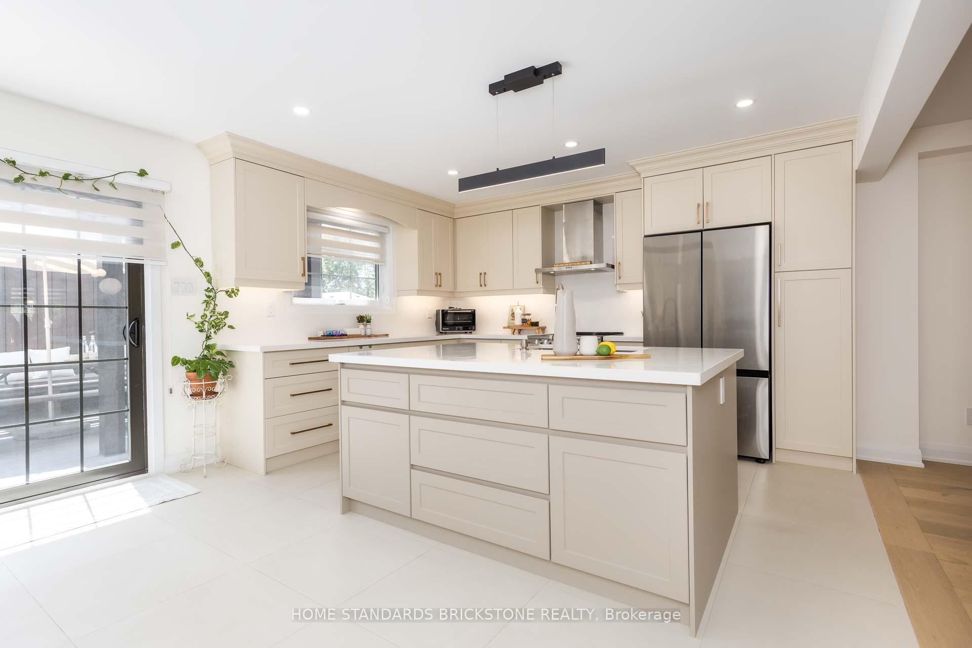 Photo 13 of 139 Pinewood Drive, Vaughan, Crestwood-Springfarm-Yorkhill — HOMEH