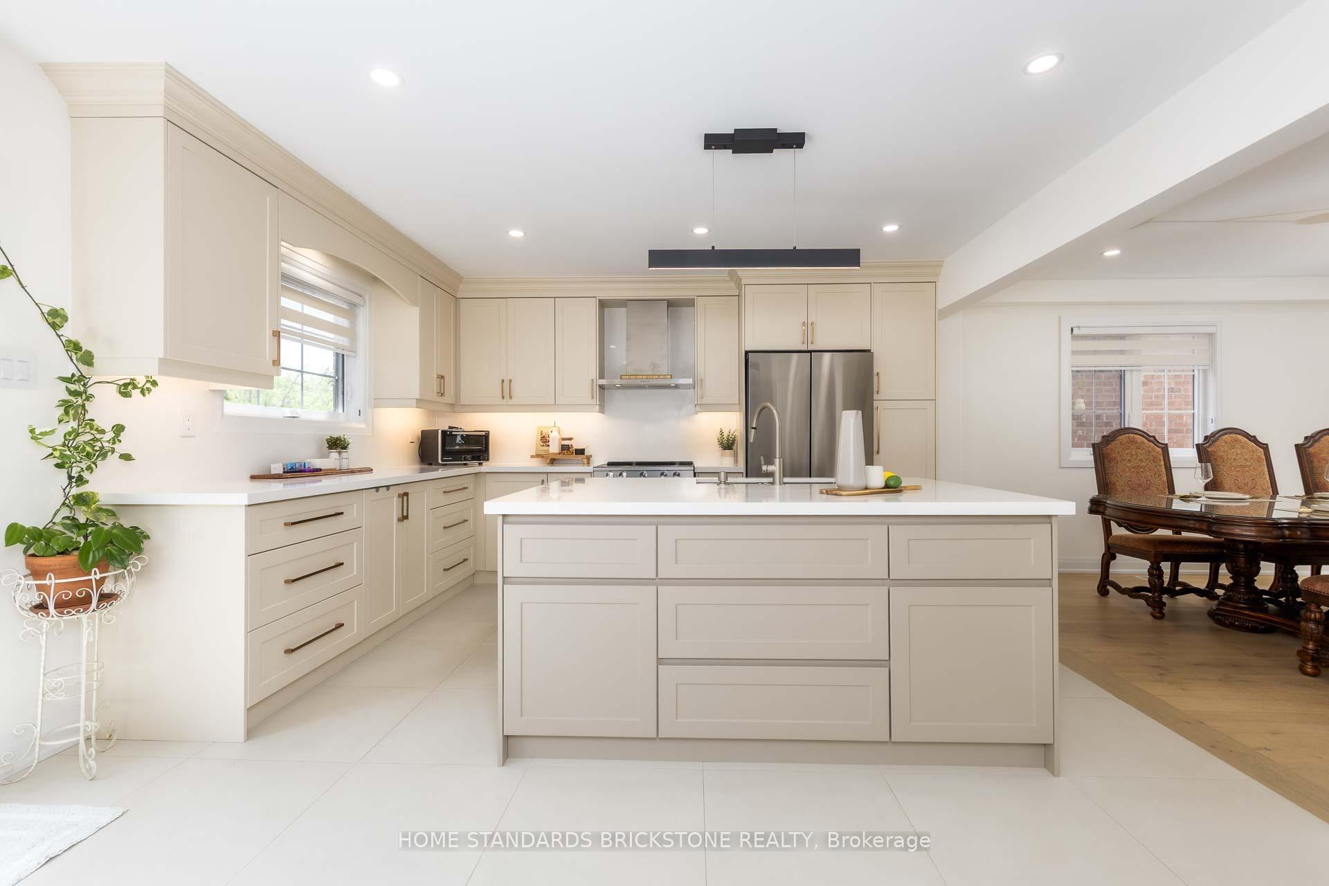 Photo 15 of 139 Pinewood Drive, Vaughan, Crestwood-Springfarm-Yorkhill — HOMEH