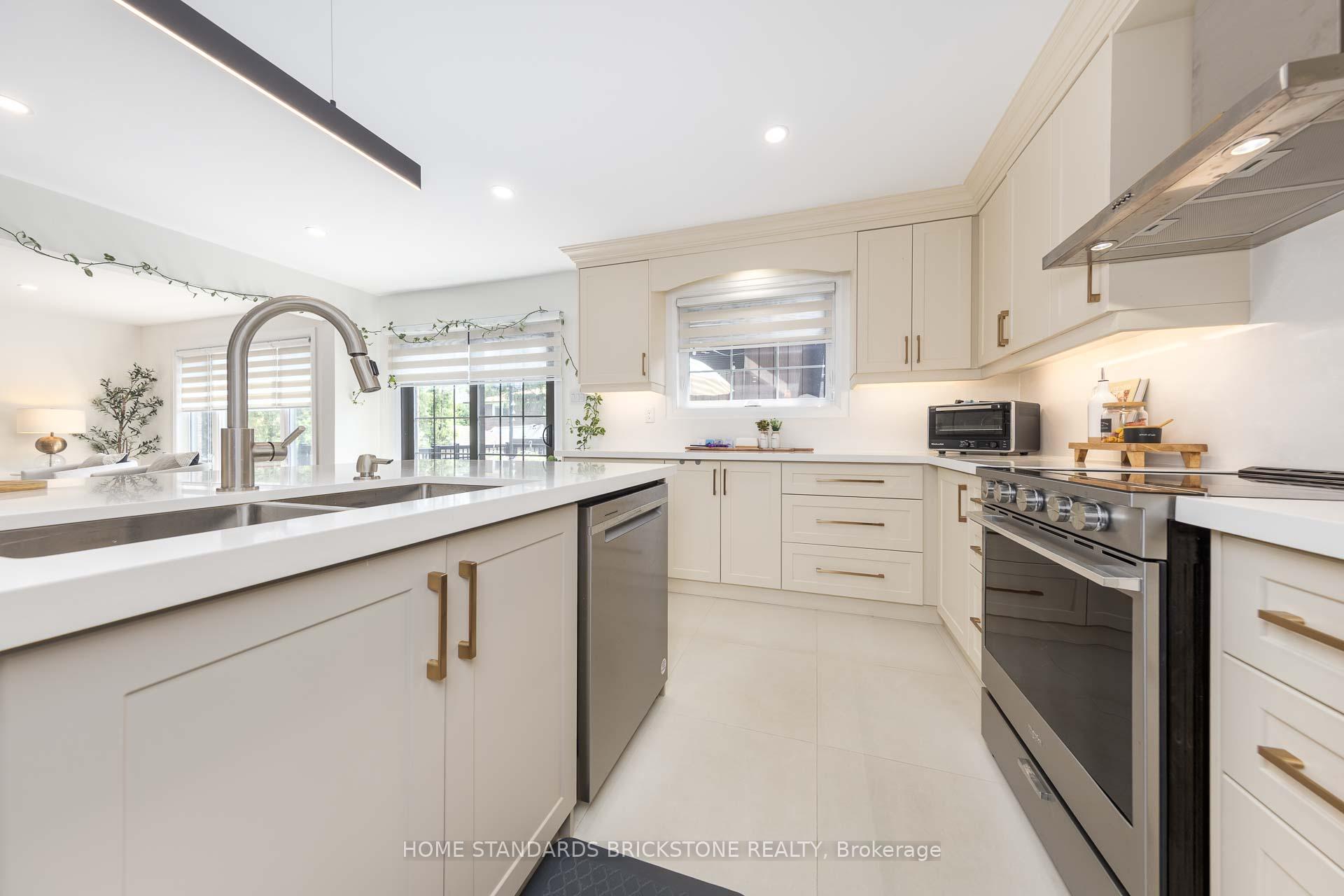 Photo 16 of 139 Pinewood Drive, Vaughan, Crestwood-Springfarm-Yorkhill — HOMEH