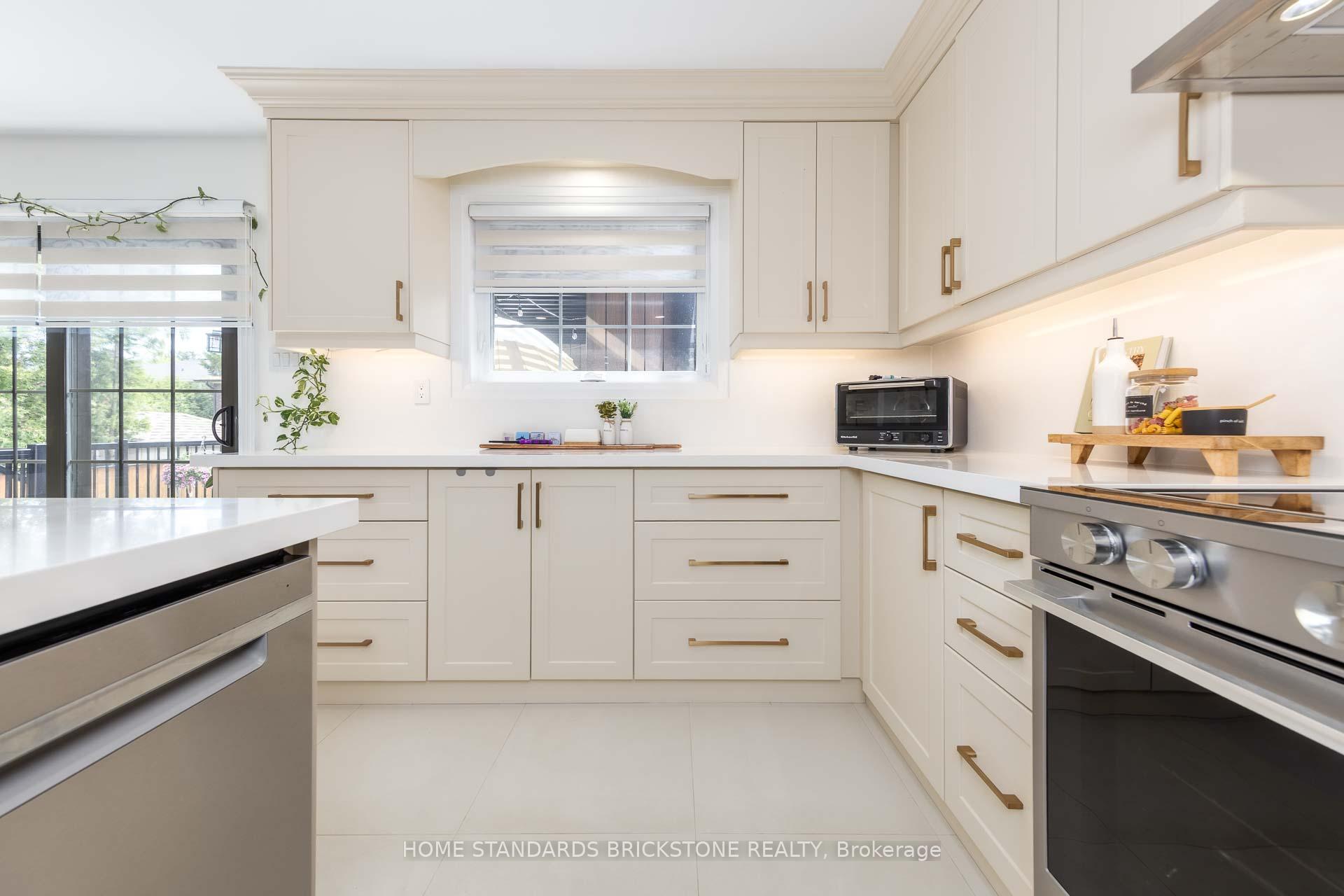 Photo 17 of 139 Pinewood Drive, Vaughan, Crestwood-Springfarm-Yorkhill — HOMEH