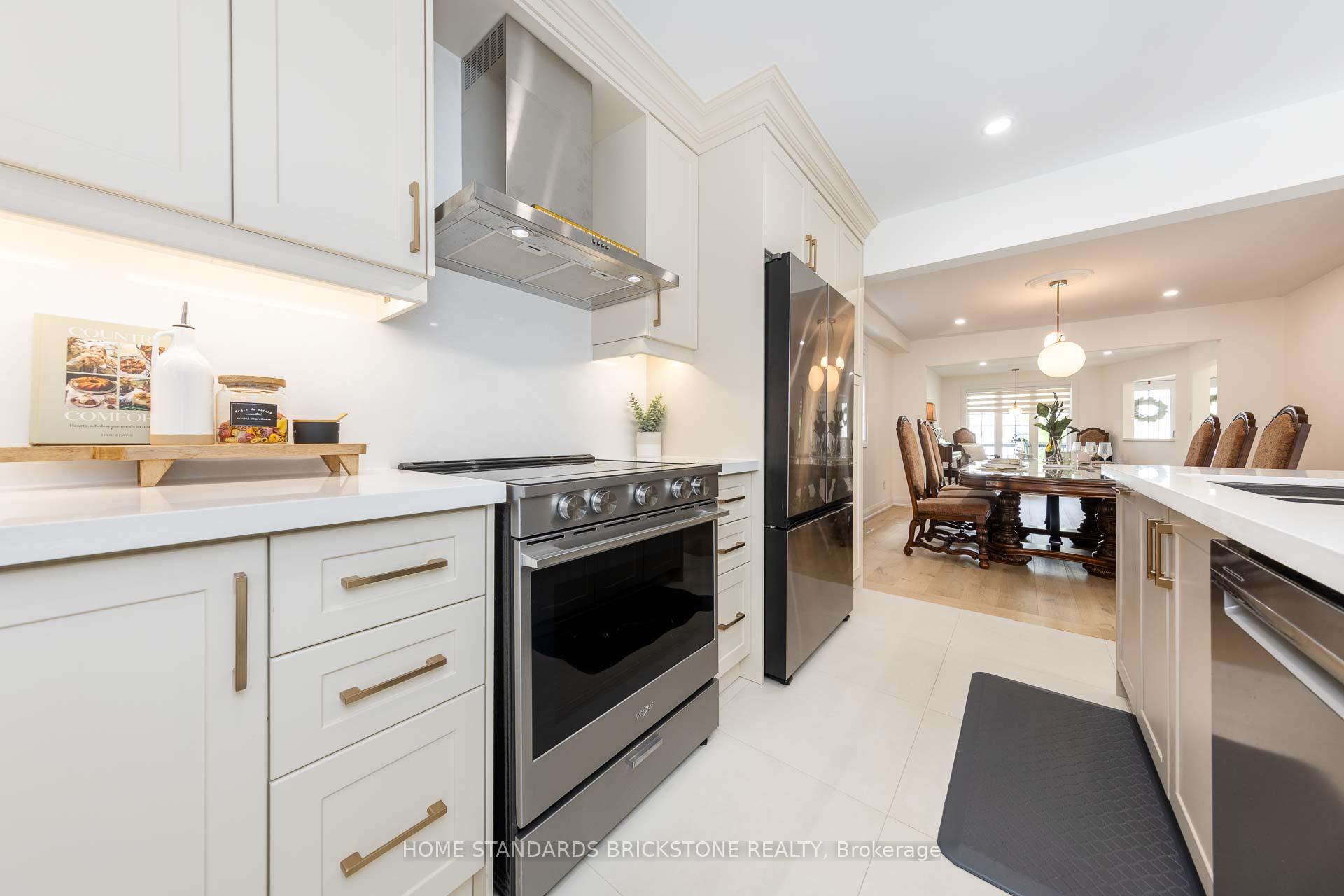 Photo 18 of 139 Pinewood Drive, Vaughan, Crestwood-Springfarm-Yorkhill — HOMEH