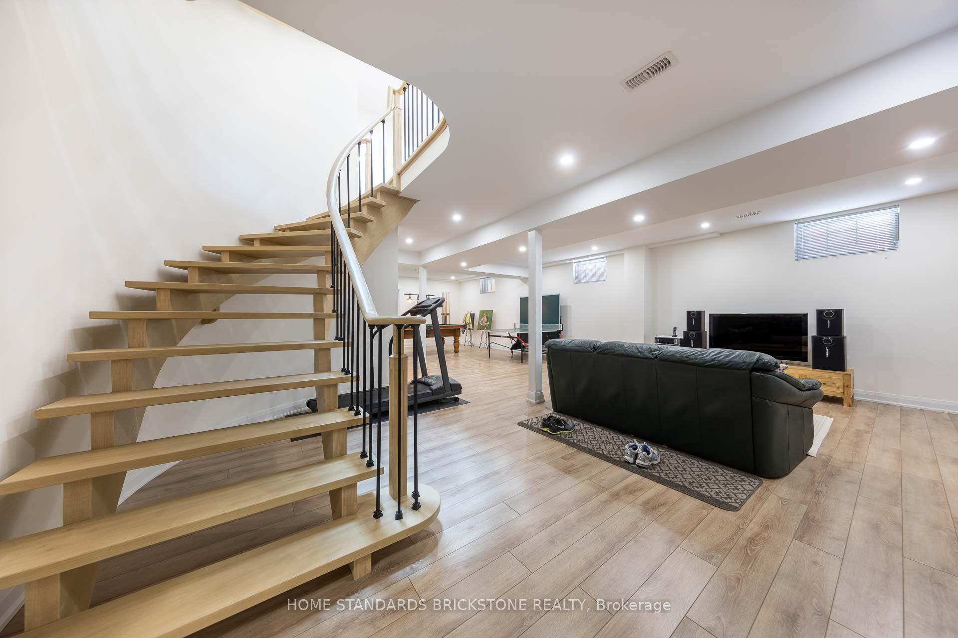 Photo 34 of 139 Pinewood Drive, Vaughan, Crestwood-Springfarm-Yorkhill — HOMEH