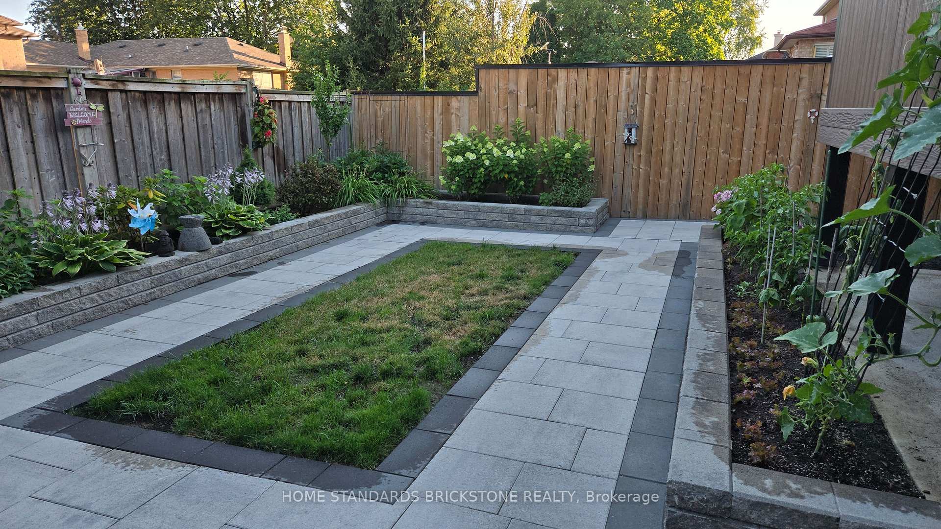 Photo 44 of 139 Pinewood Drive, Vaughan, Crestwood-Springfarm-Yorkhill — HOMEH