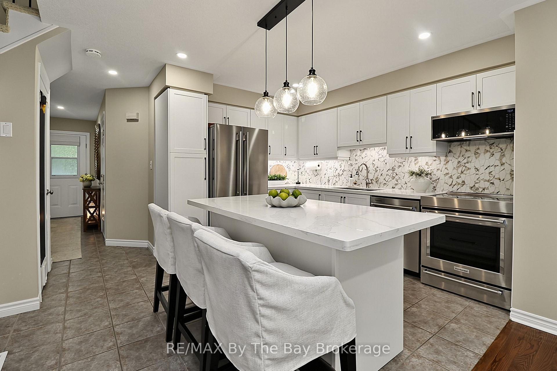 Photo 12 of 50 Silver Glen Boulevard, Collingwood — HOMEH