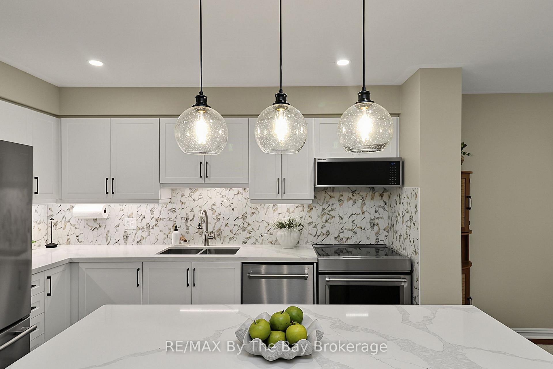 Photo 20 of 50 Silver Glen Boulevard, Collingwood — HOMEH
