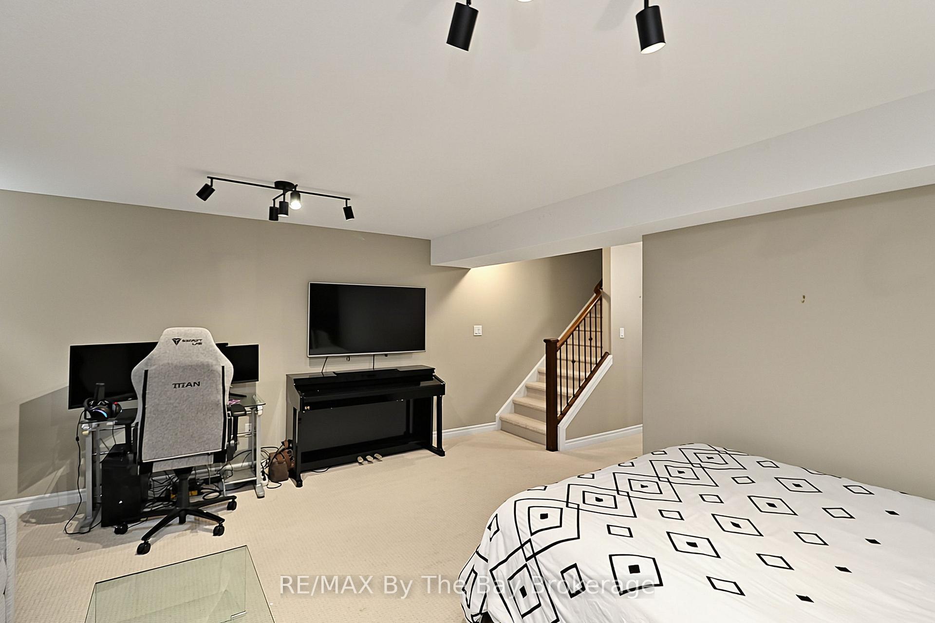 Photo 43 of 50 Silver Glen Boulevard, Collingwood — HOMEH