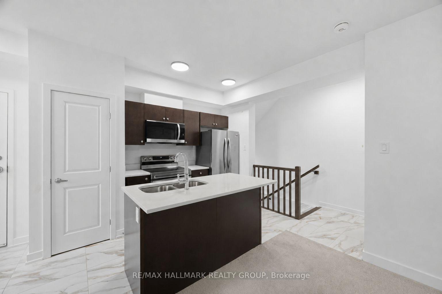 Photo 11 of 623 Silhouette Private, Ottawa, Barrhaven - Cedargrove/Fraserdale — HOMEH