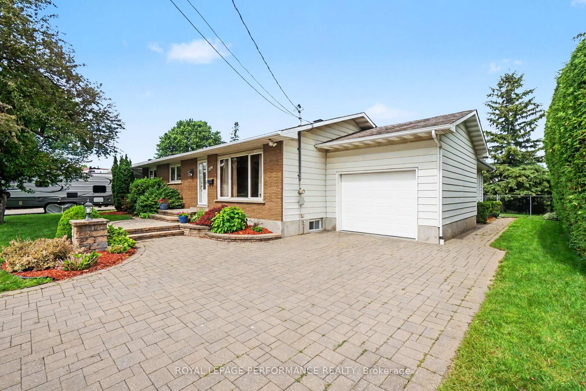 Photo 2 of 1599 Maxime Street, Ottawa, Pineview — HOMEH