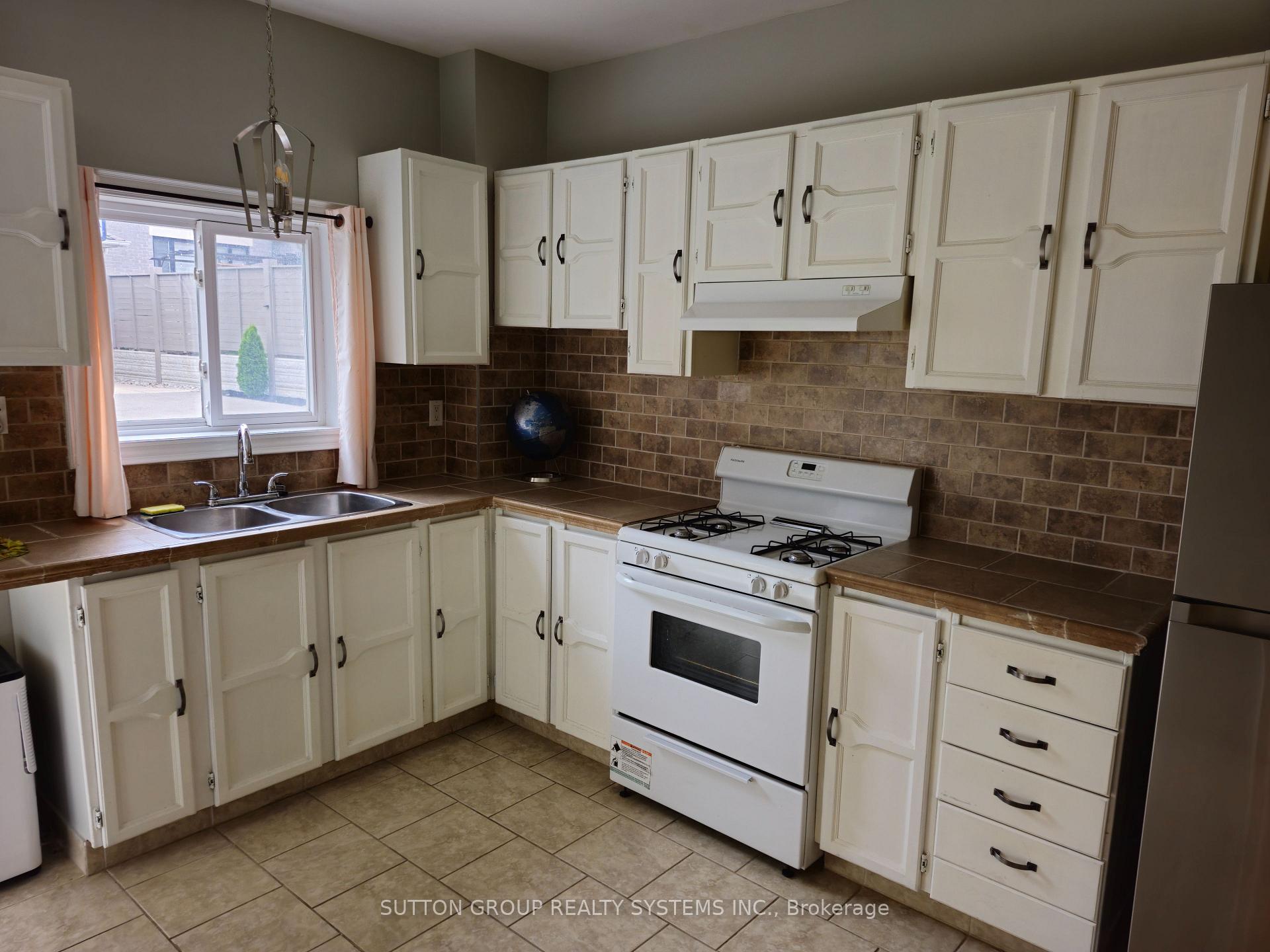 Photo 4 of Unit Lower, 8879 Heritage Road, Brampton, Bram West — HOMEH