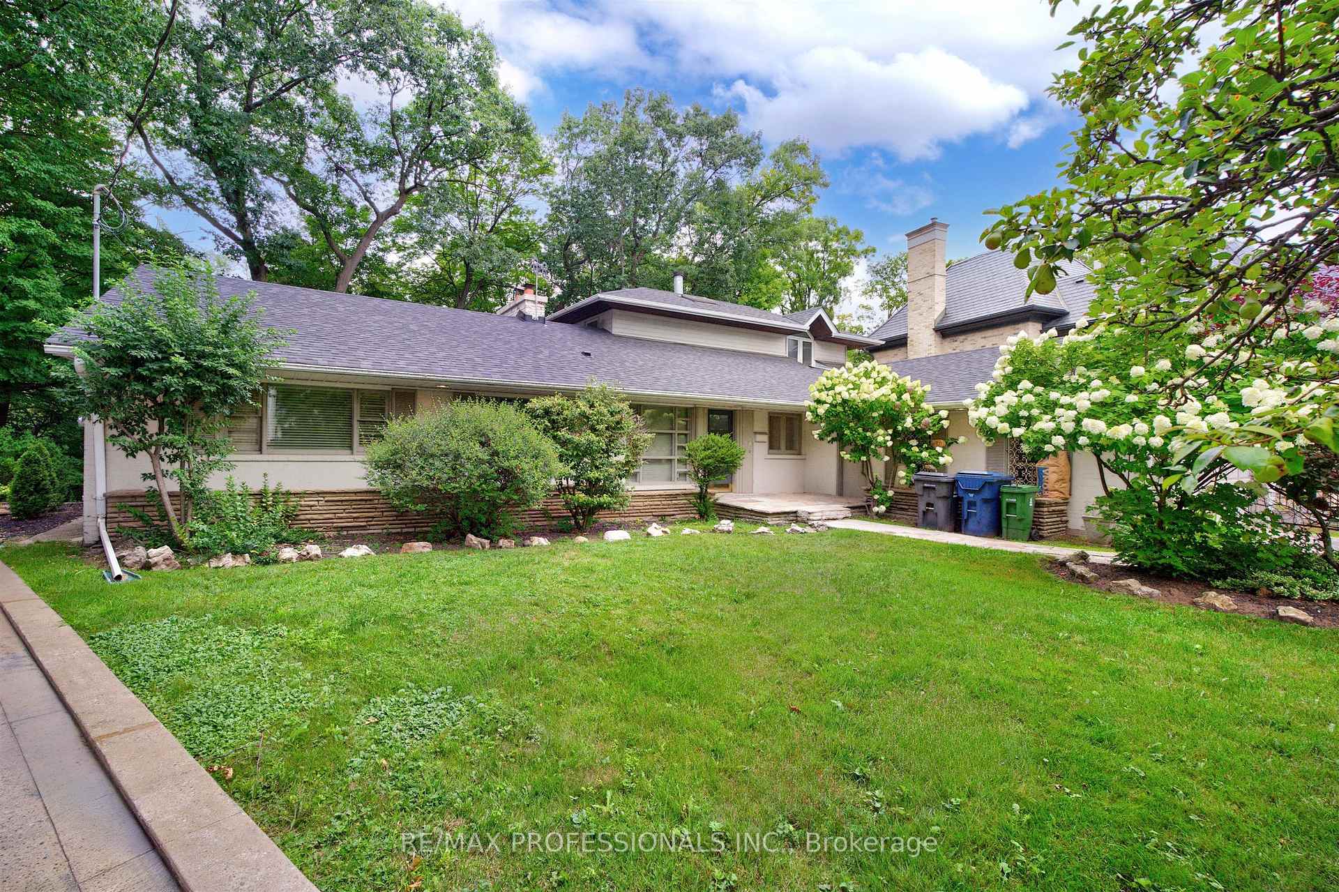 Photo 2 of 89 Valecrest Drive, Etobicoke, Edenbridge-Humber Valley — HOMEH