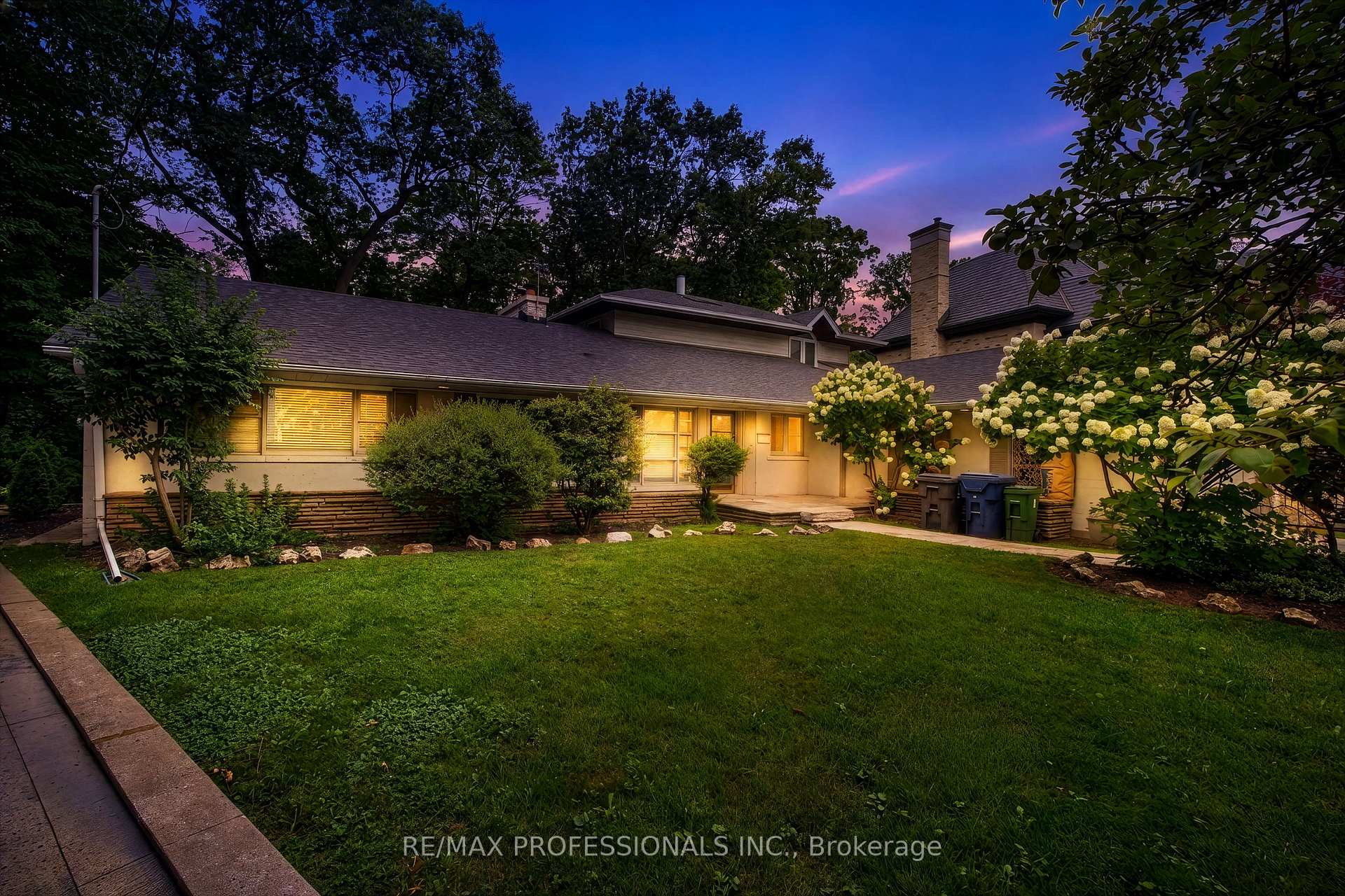 Photo 3 of 89 Valecrest Drive, Etobicoke, Edenbridge-Humber Valley — HOMEH