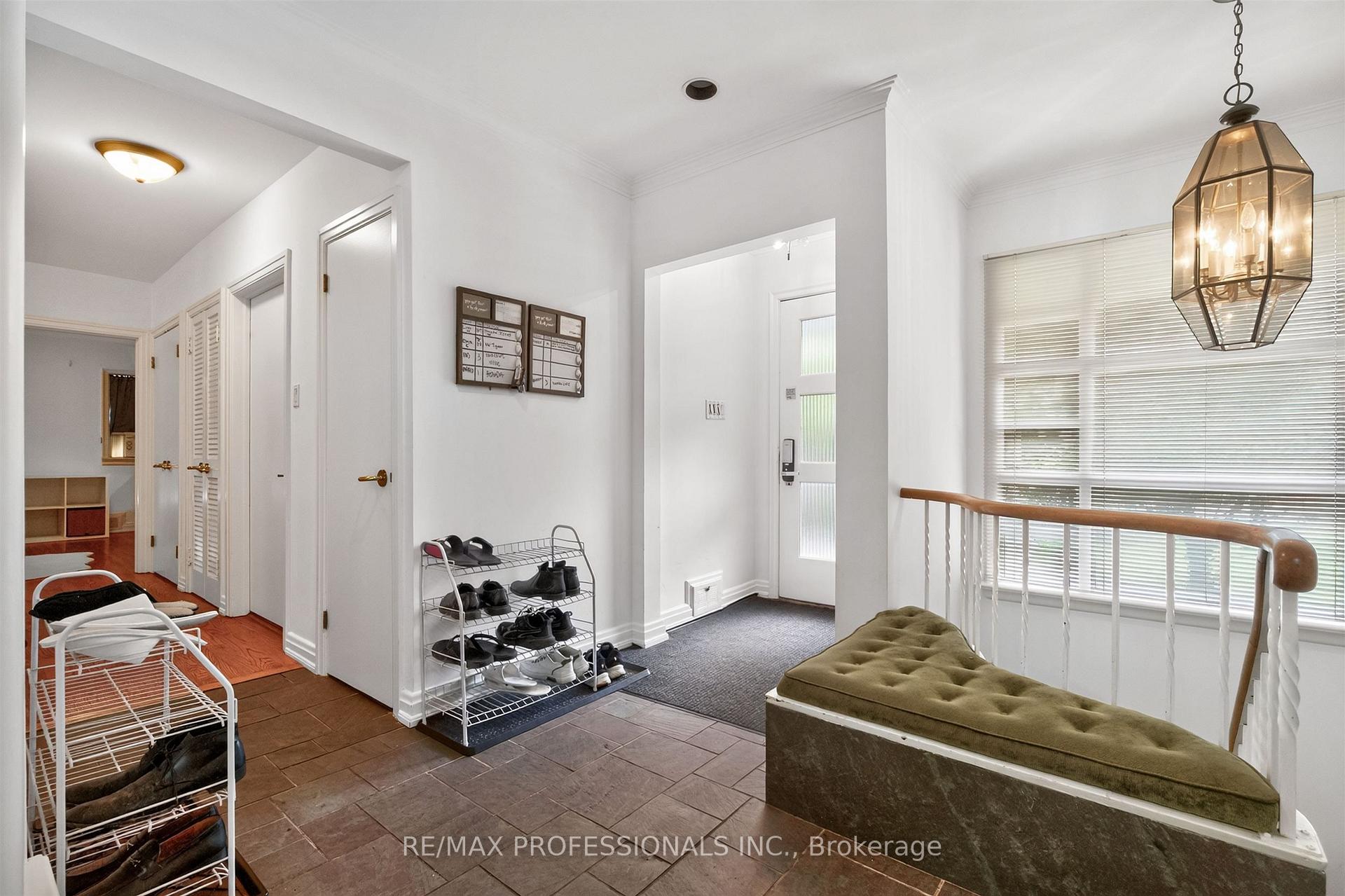 Photo 4 of 89 Valecrest Drive, Etobicoke, Edenbridge-Humber Valley — HOMEH