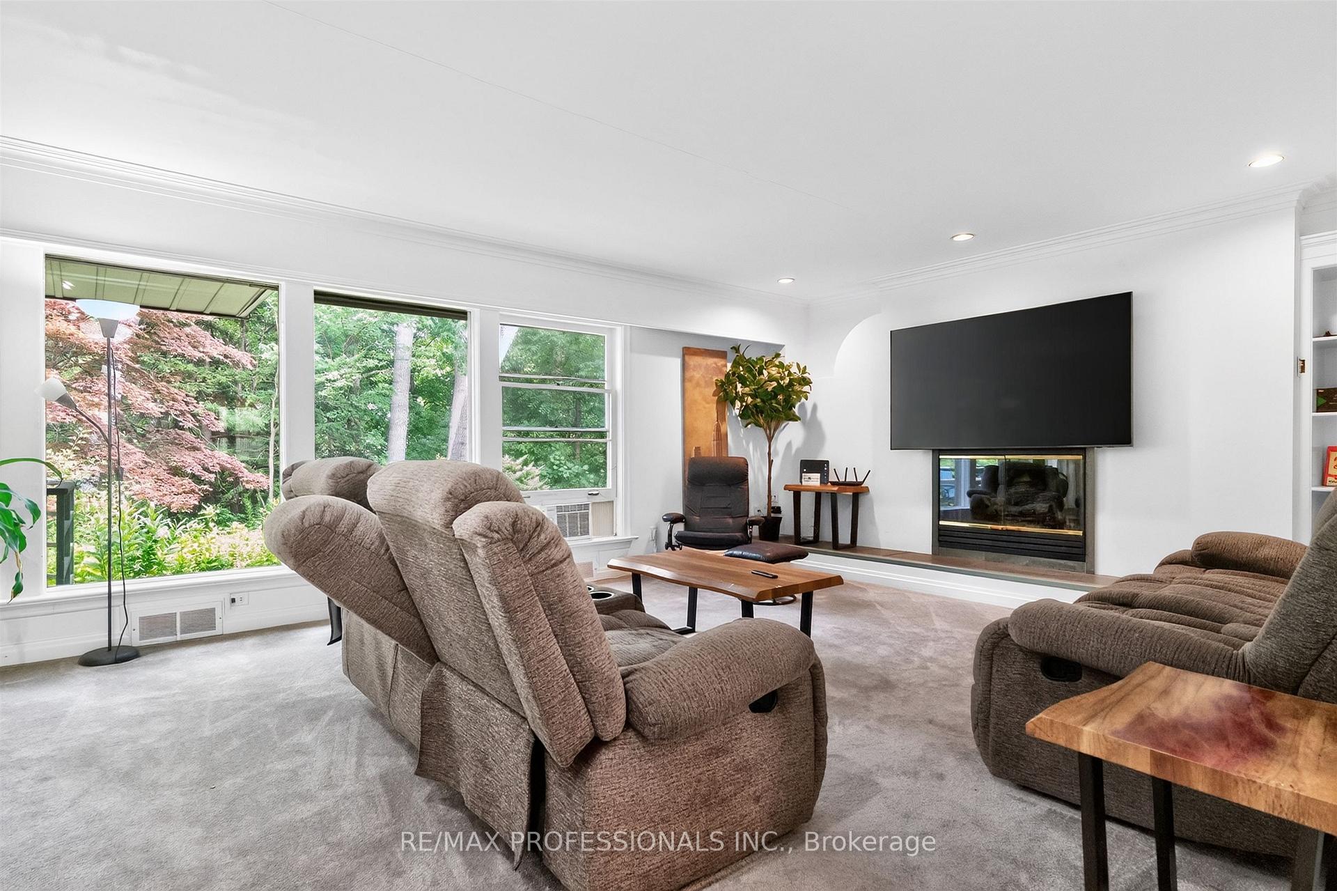 Photo 5 of 89 Valecrest Drive, Etobicoke, Edenbridge-Humber Valley — HOMEH