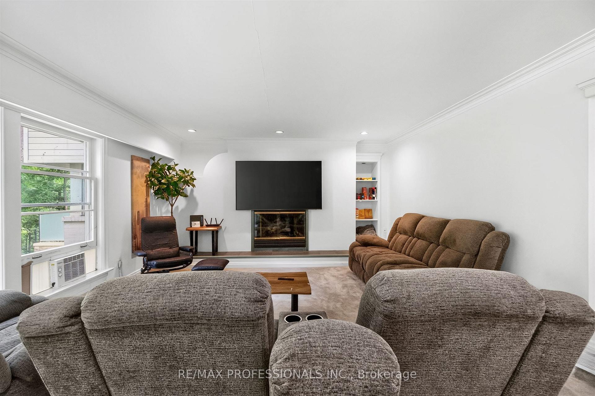 Photo 6 of 89 Valecrest Drive, Etobicoke, Edenbridge-Humber Valley — HOMEH