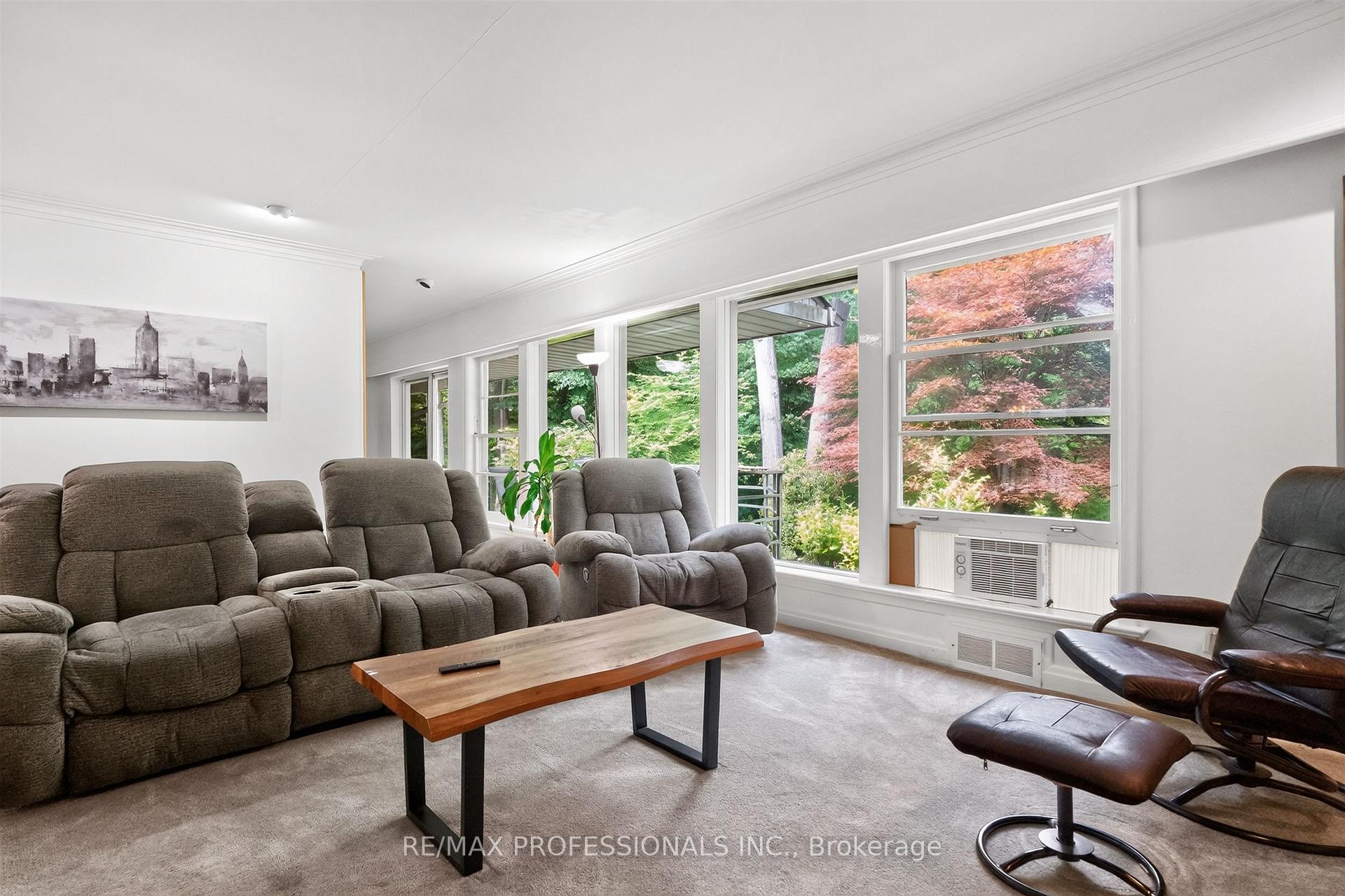 Photo 7 of 89 Valecrest Drive, Etobicoke, Edenbridge-Humber Valley — HOMEH