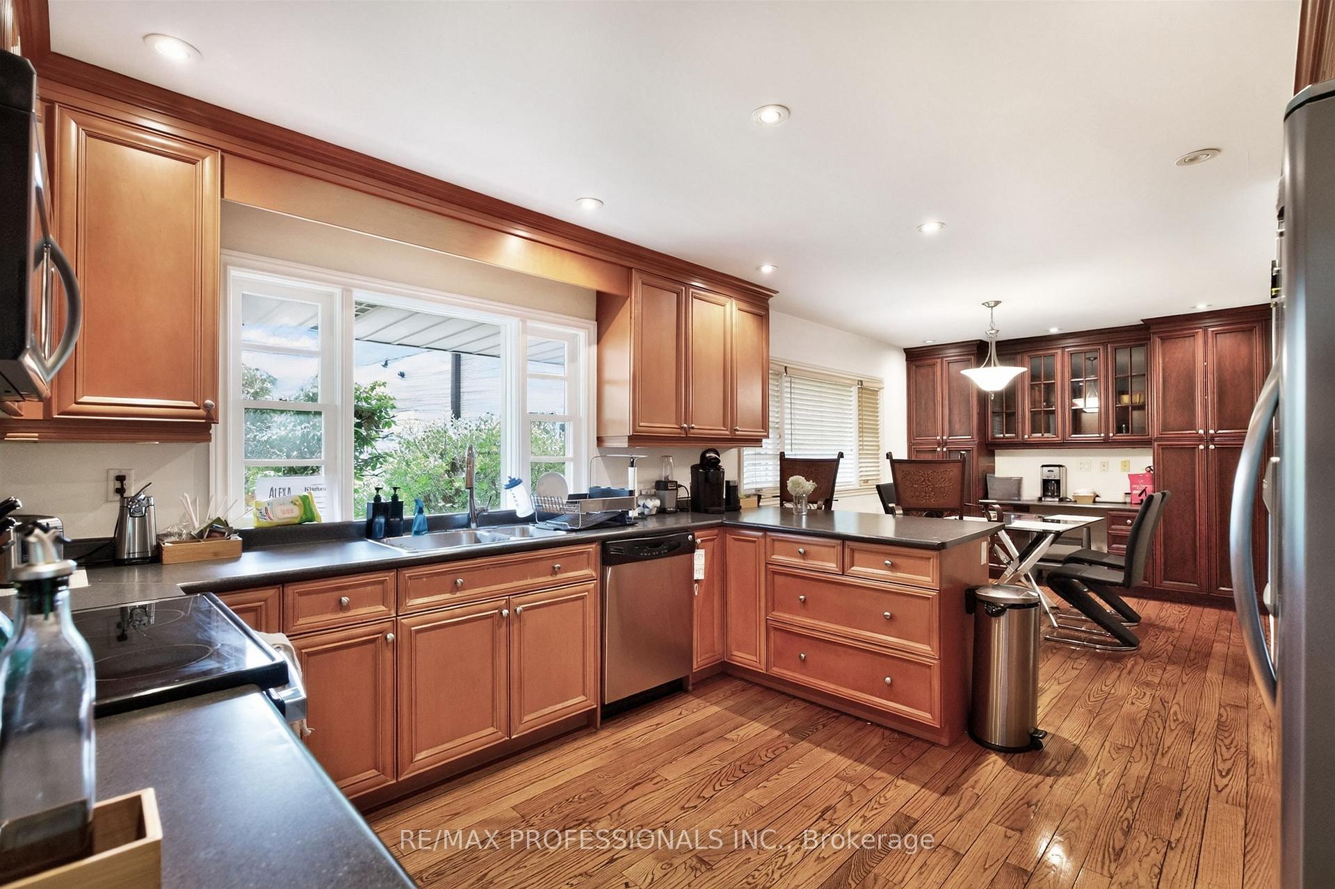 Photo 11 of 89 Valecrest Drive, Etobicoke, Edenbridge-Humber Valley — HOMEH