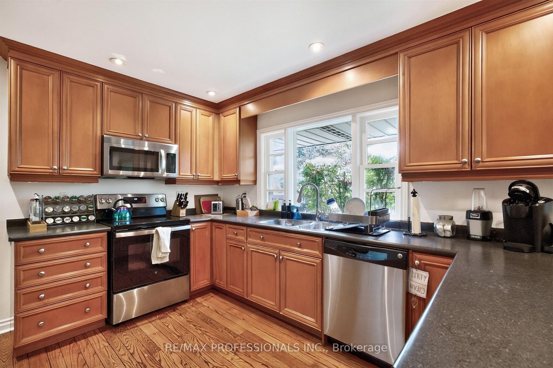Photo 12 of 89 Valecrest Drive, Etobicoke, Edenbridge-Humber Valley — HOMEH