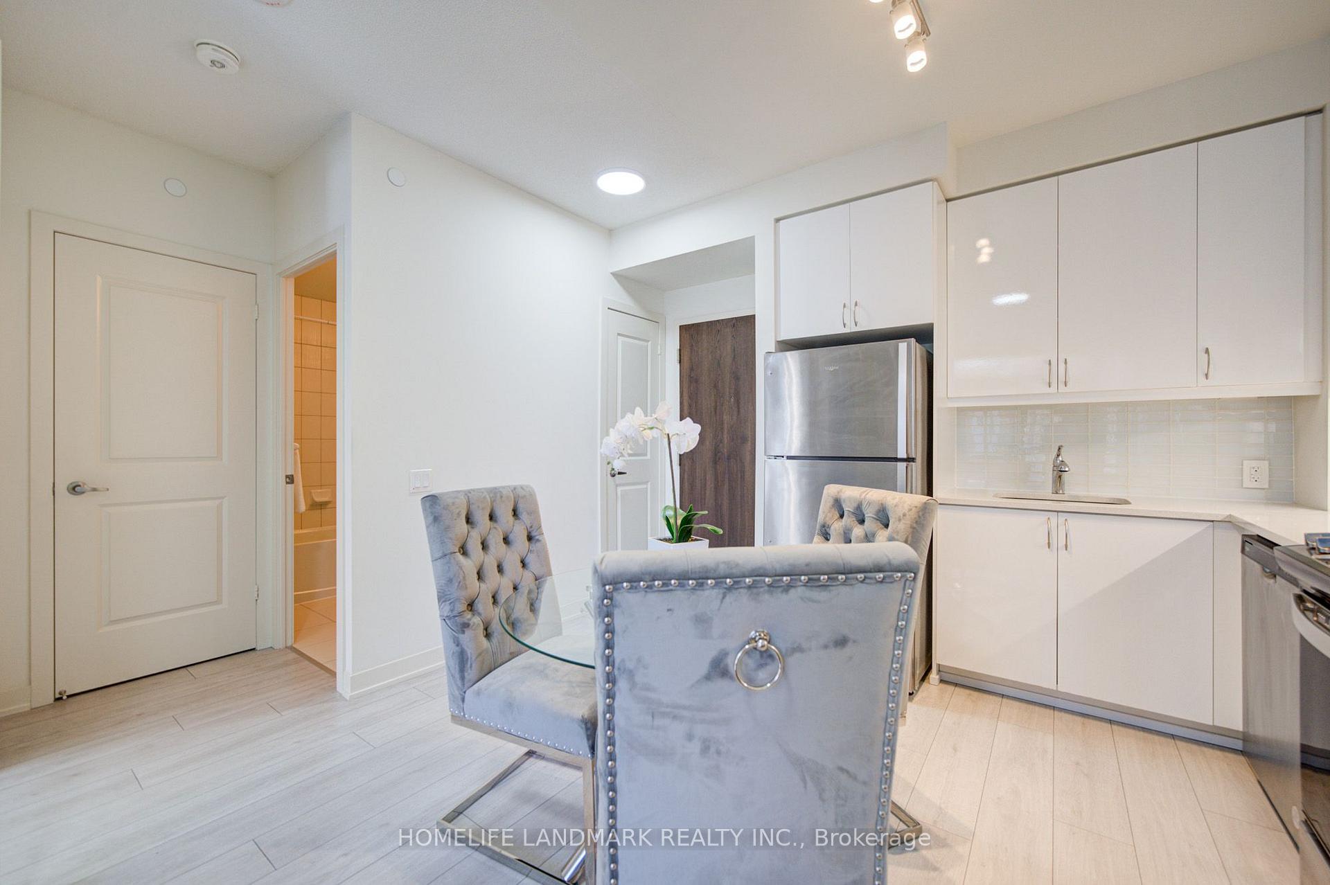 Photo 6 of Unit 818, 4955 yonge Street, North York, Willowdale East — HOMEH