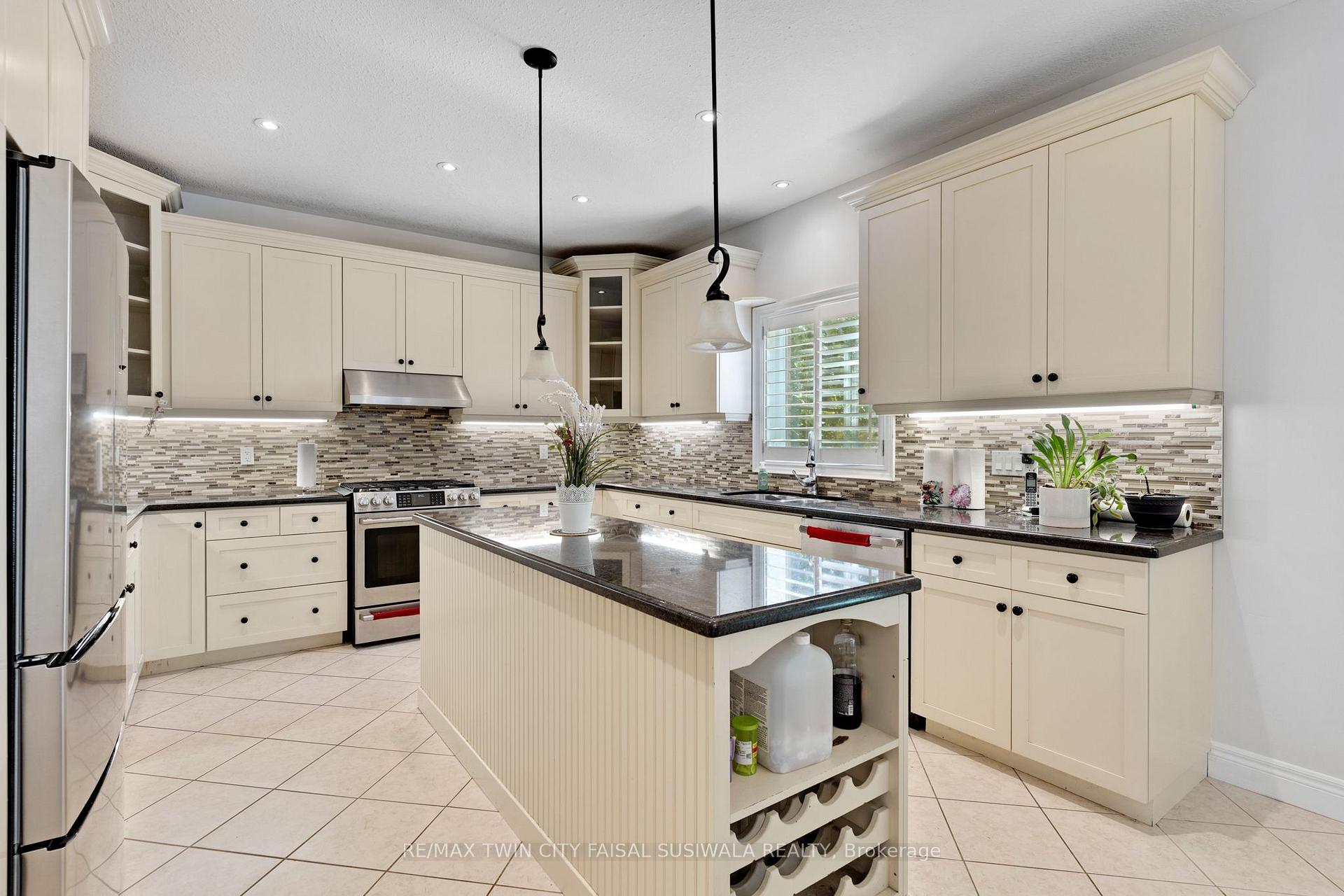 Photo 14 of 32 Pennsylvania Crescent, Kitchener, Pioneer Tower West — HOMEH
