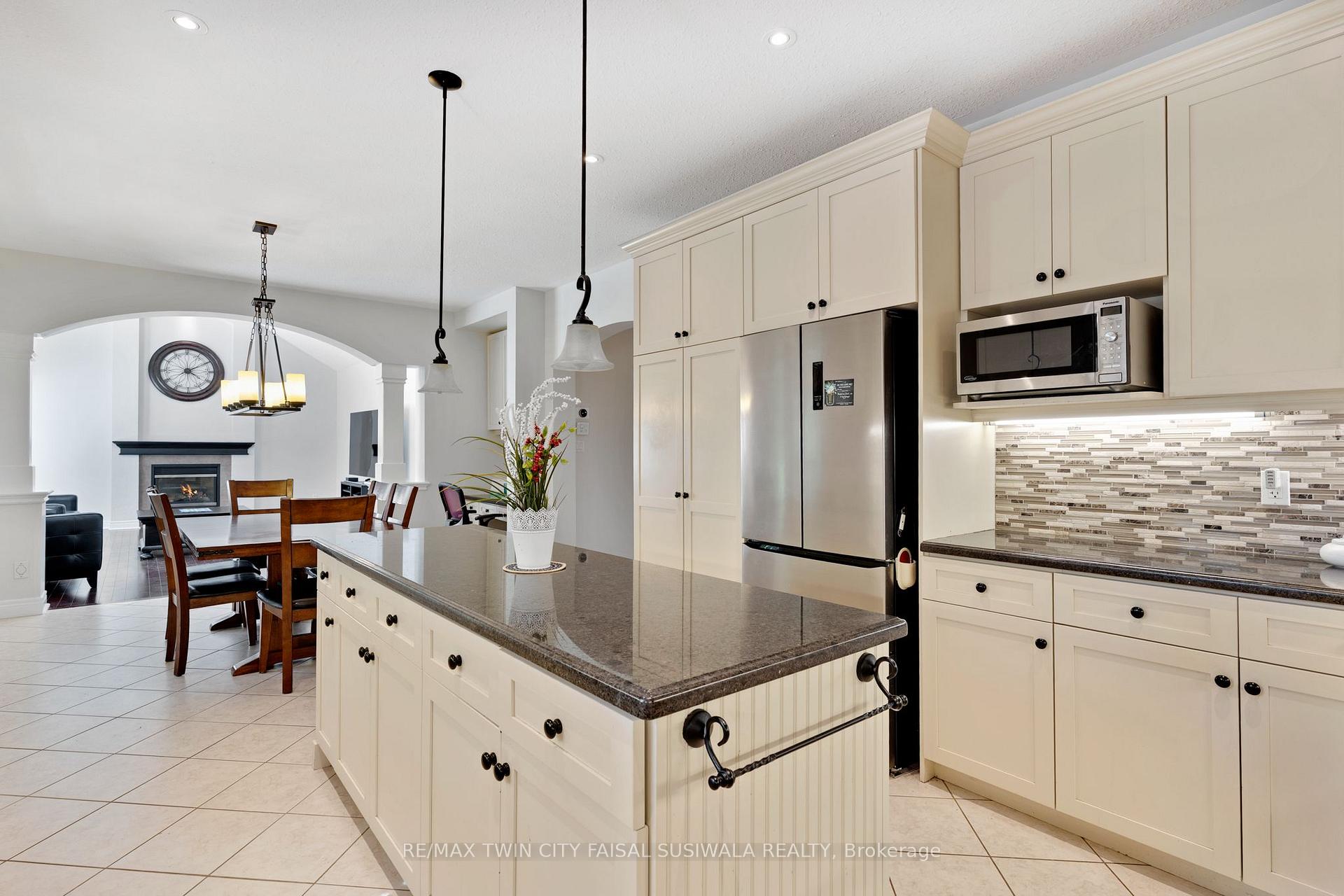 Photo 15 of 32 Pennsylvania Crescent, Kitchener, Pioneer Tower West — HOMEH