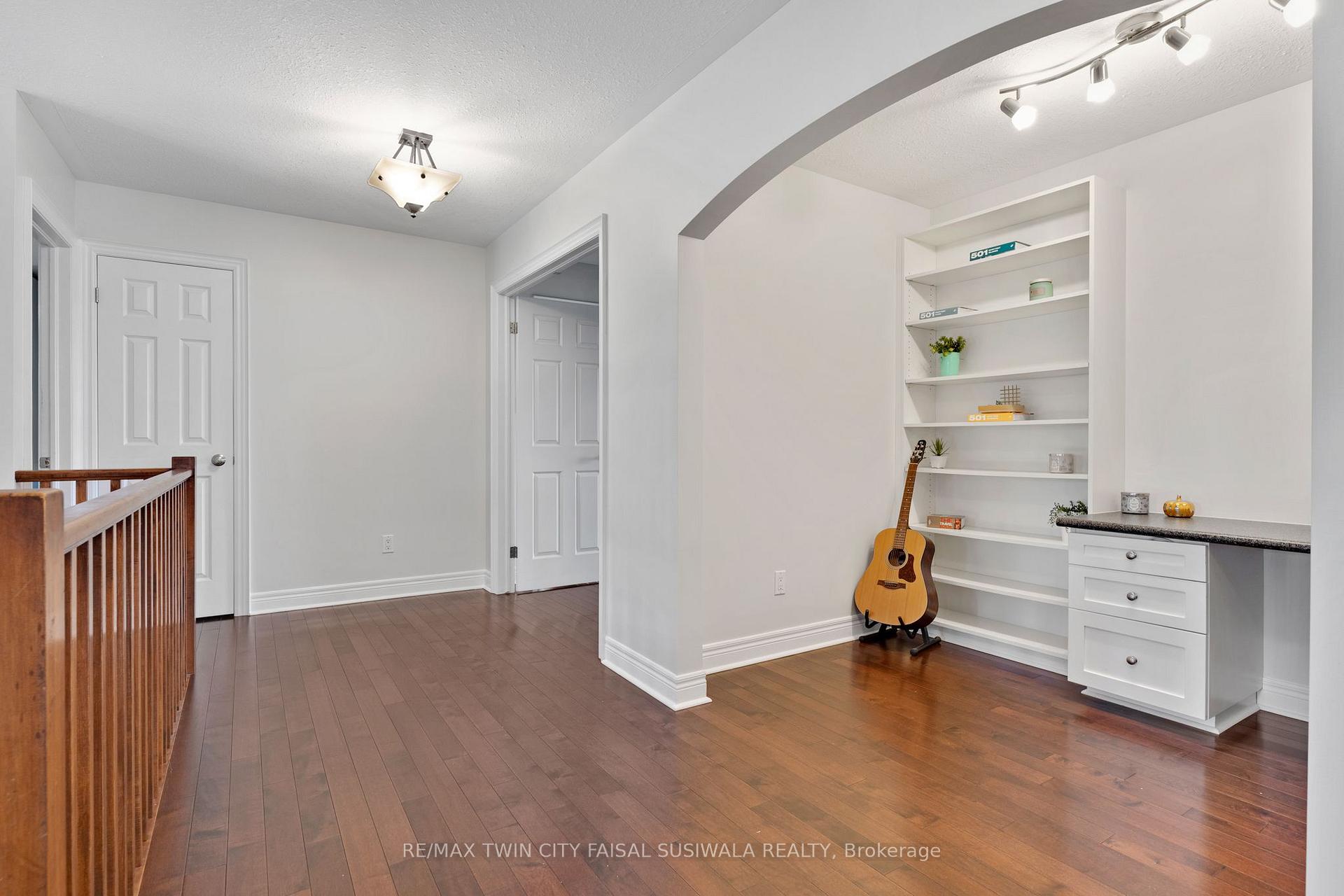 Photo 21 of 32 Pennsylvania Crescent, Kitchener, Pioneer Tower West — HOMEH