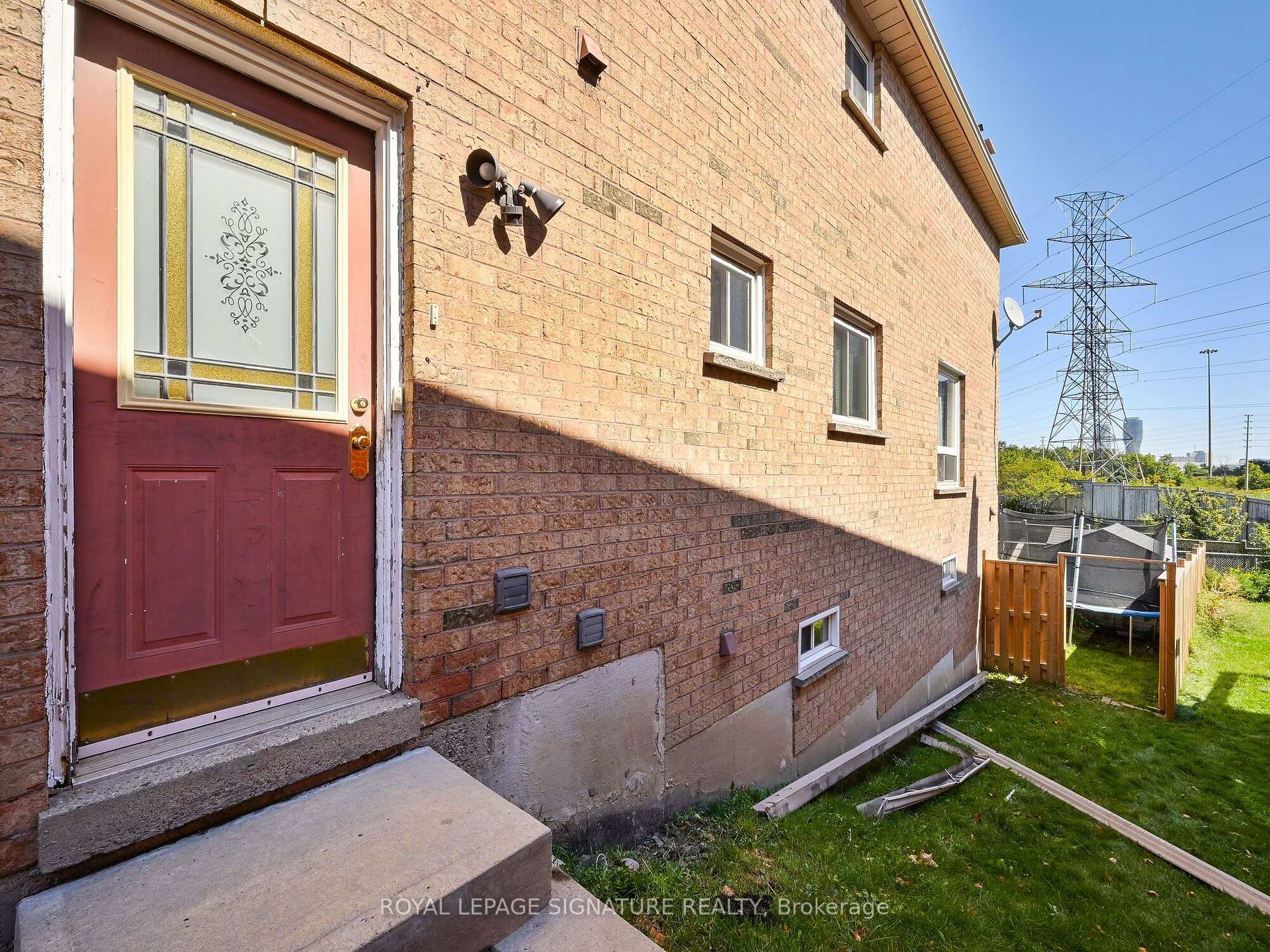 Photo 2 of Unit Lower, 556 Farwell Crescent, Mississauga, Hurontario — HOMEH