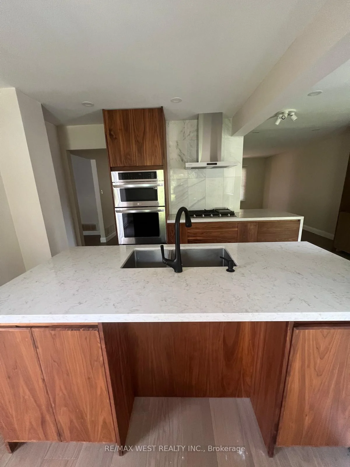 Photo 6 of 51 Moorcrest Drive, Aurora, Aurora Village — HOMEH