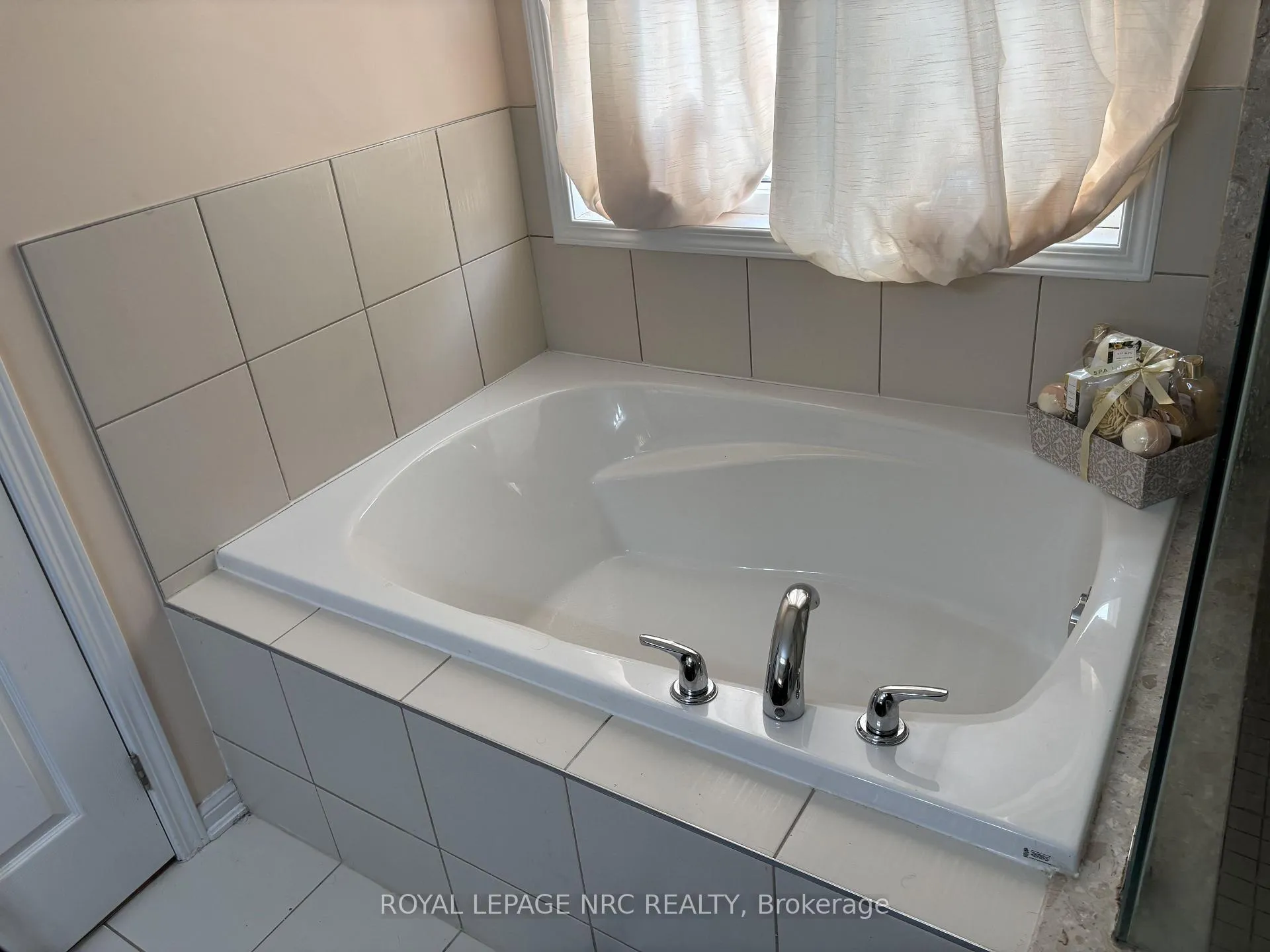 Photo 16 of 28 Dulverton Drive, Brampton, Northwest Brampton — HOMEH