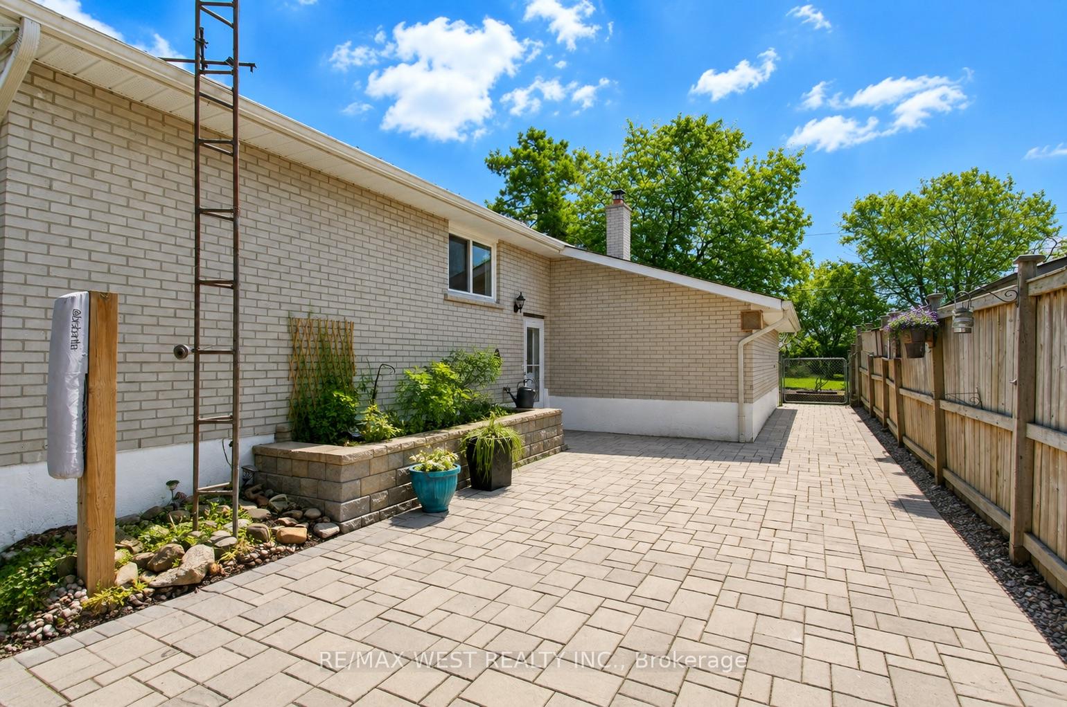 Photo 2 of 908 Lynx Avenue, Pickering, West Shore — HOMEH