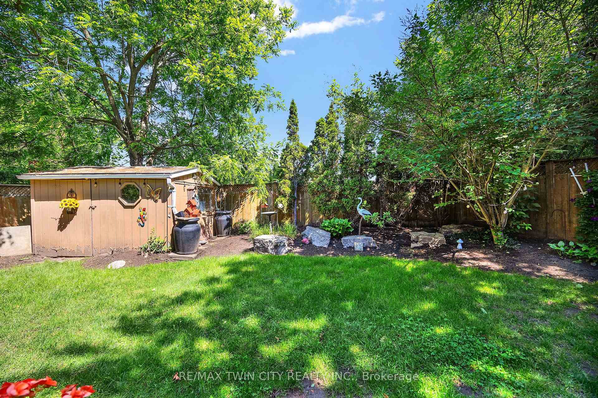 Photo 4 of 240 Willowdale Avenue, Waterloo, Lincoln Village — HOMEH