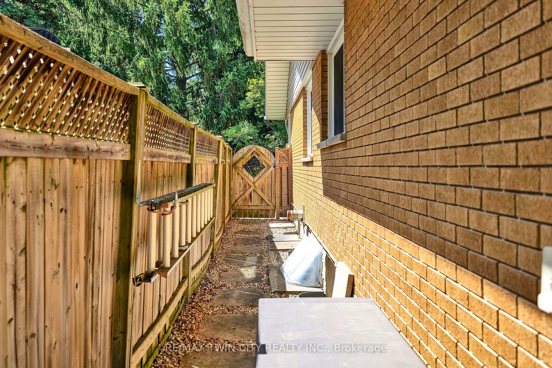 Photo 22 of 240 Willowdale Avenue, Waterloo, Lincoln Village — HOMEH