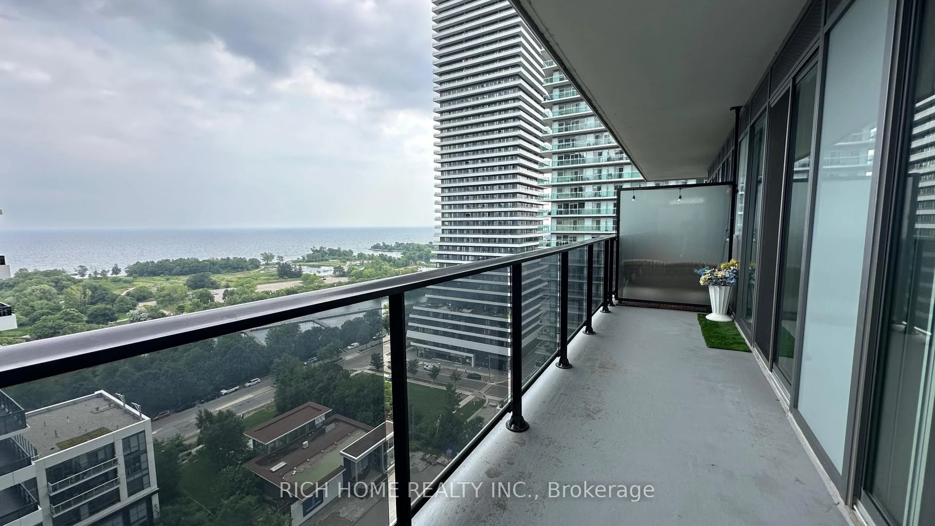 Photo 33 of 70 Annie craig Drive, Etobicoke, Mimico — HOMEH