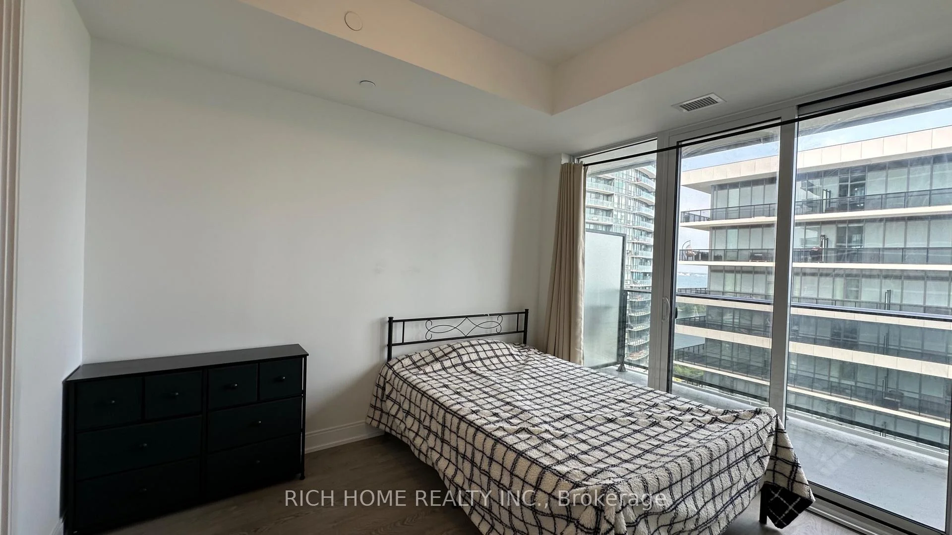Photo 47 of 70 Annie craig Drive, Etobicoke, Mimico — HOMEH