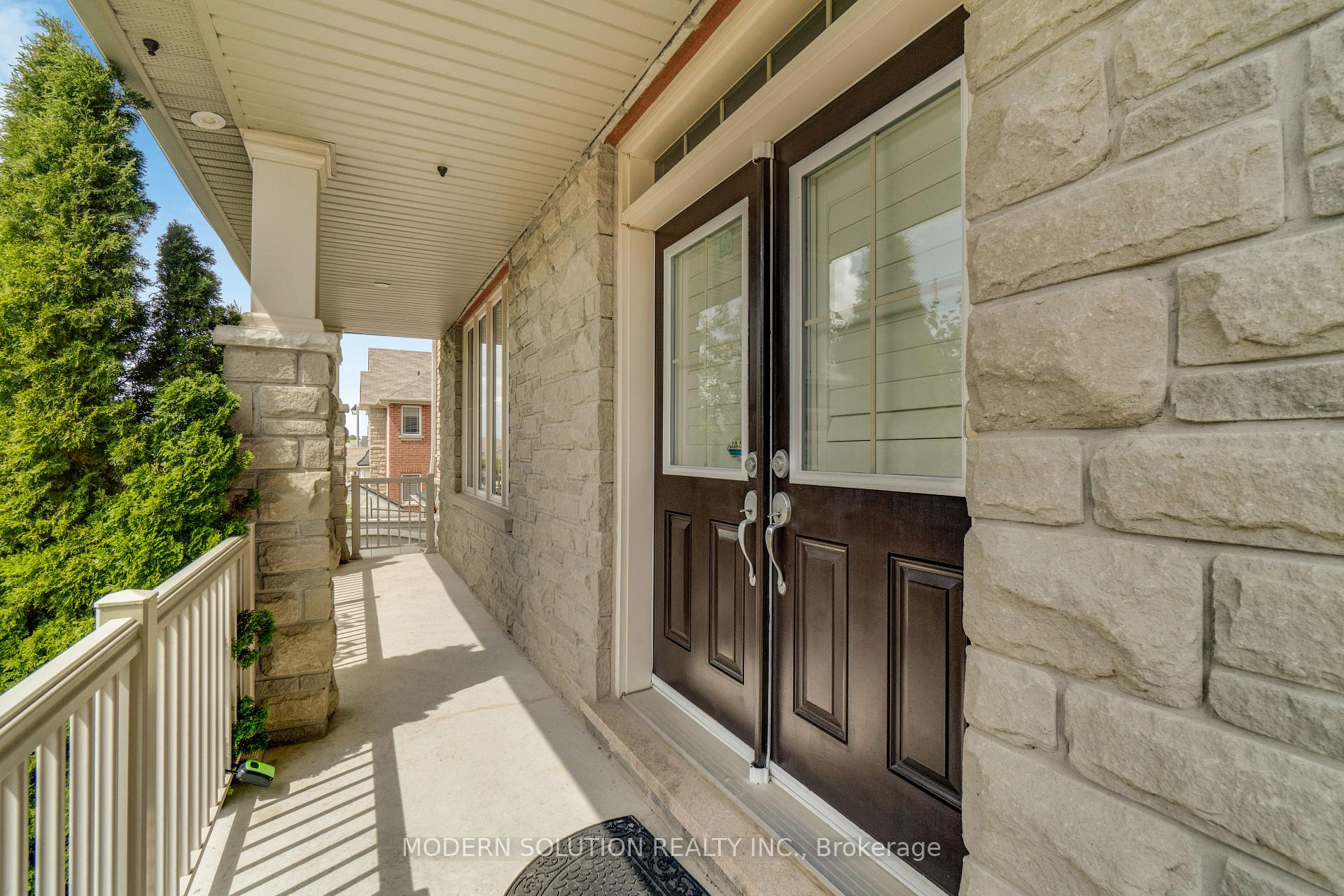 Photo 2 of 4 Overhold Crescent, Richmond Hill, Jefferson — HOMEH