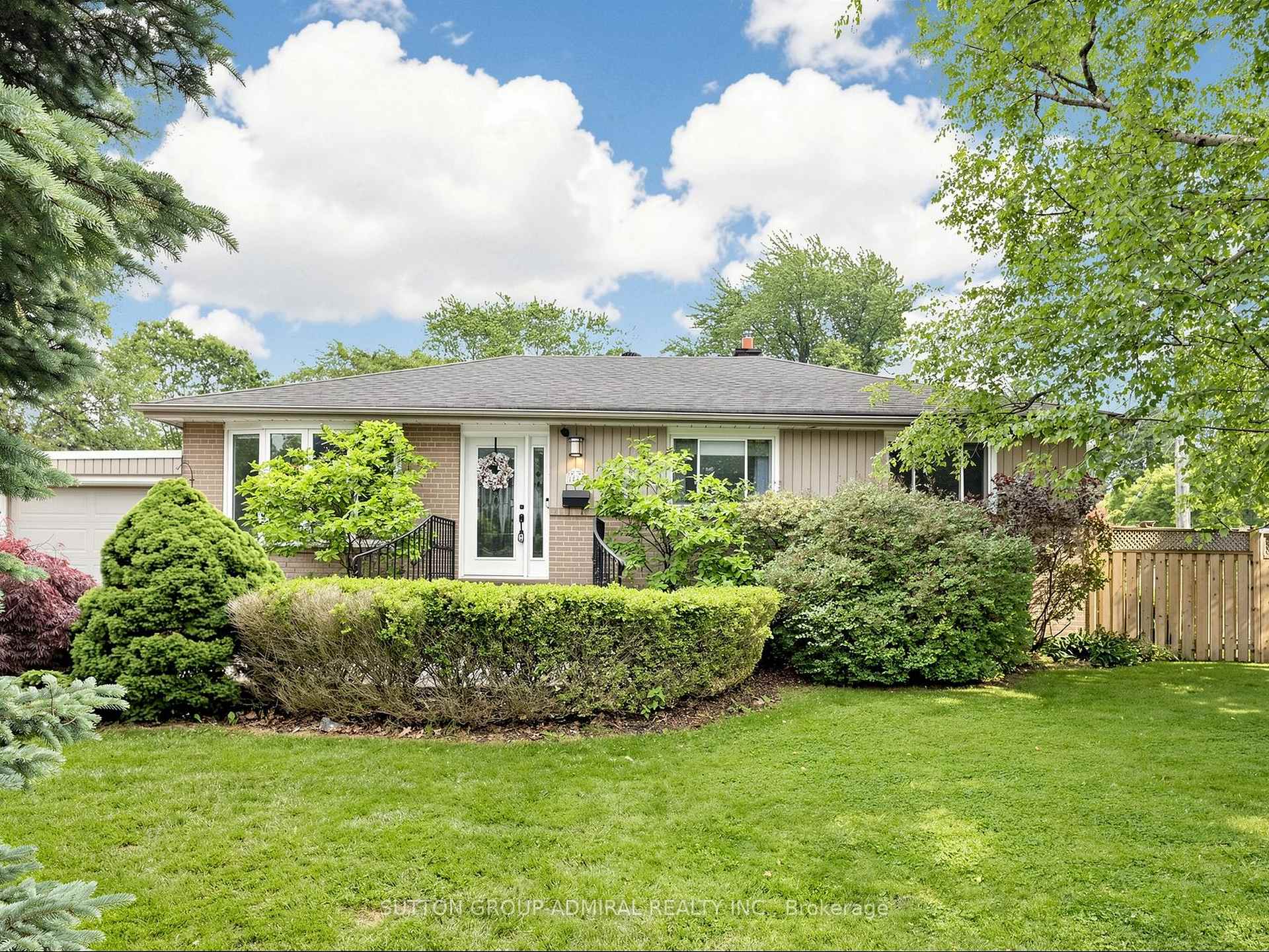 Photo 3 of 1864 Hindhead Road, Mississauga, Clarkson — HOMEH