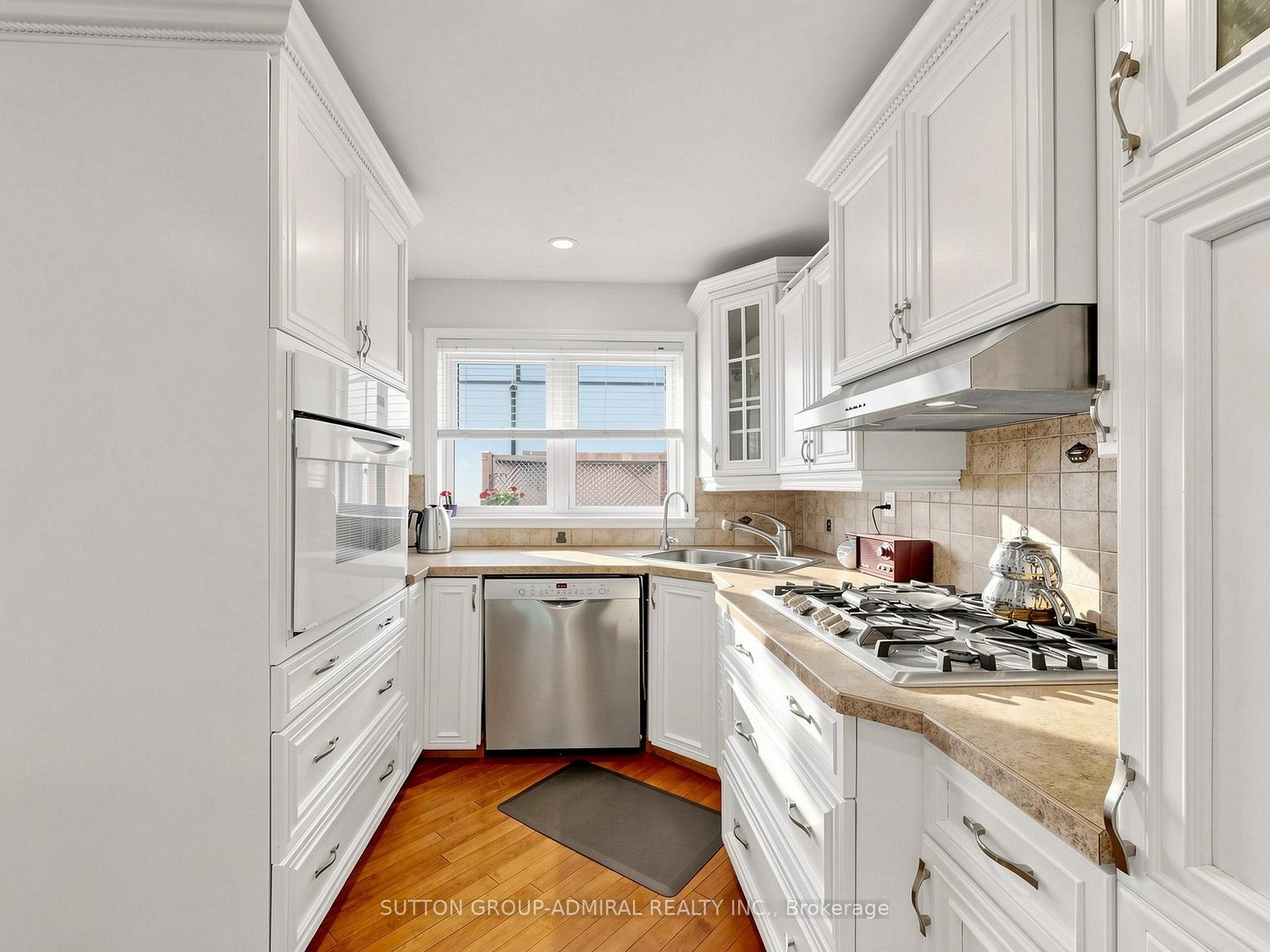 Photo 10 of 1864 Hindhead Road, Mississauga, Clarkson — HOMEH