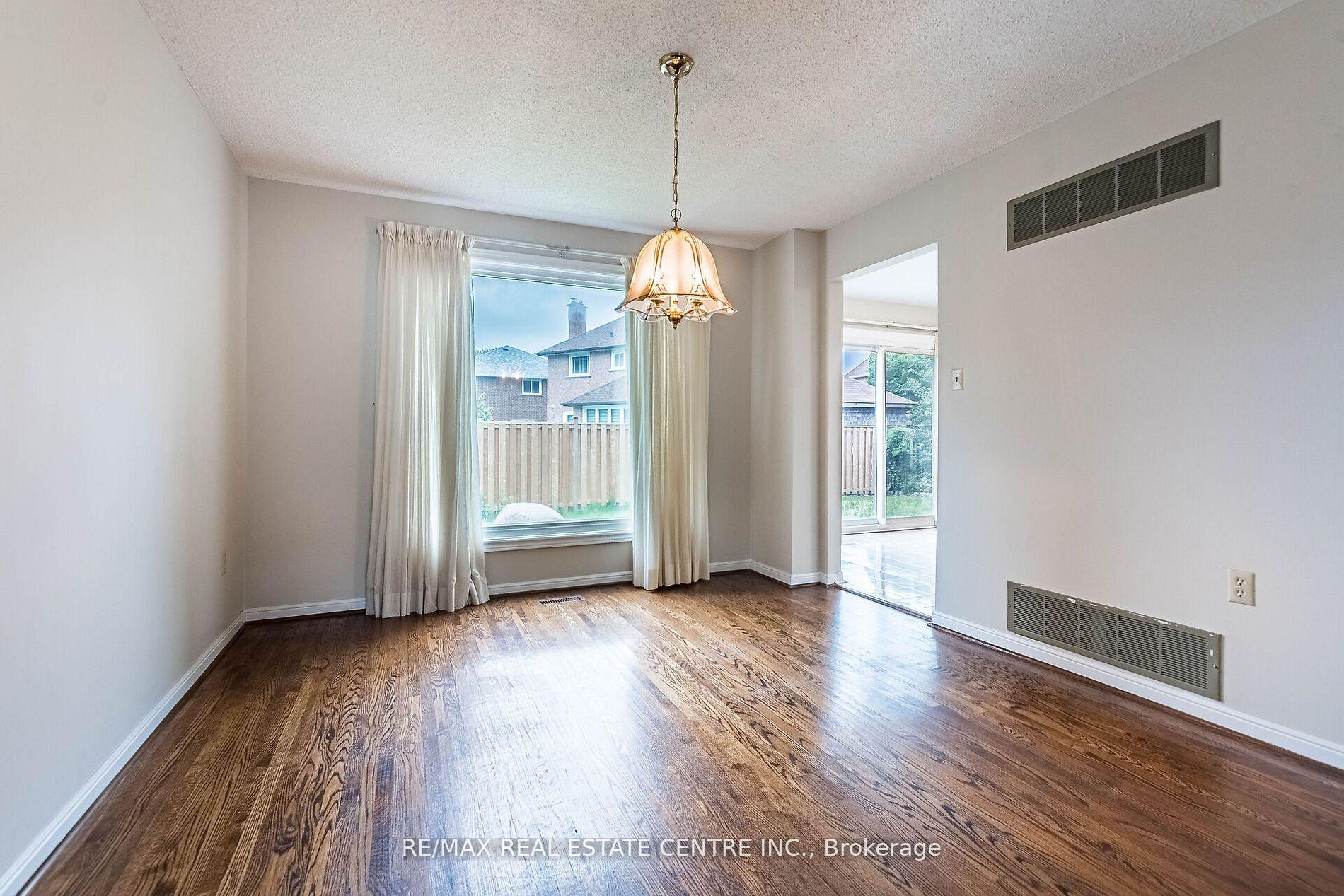Photo 13 of 1134 Deer Run, Mississauga, Creditview — HOMEH