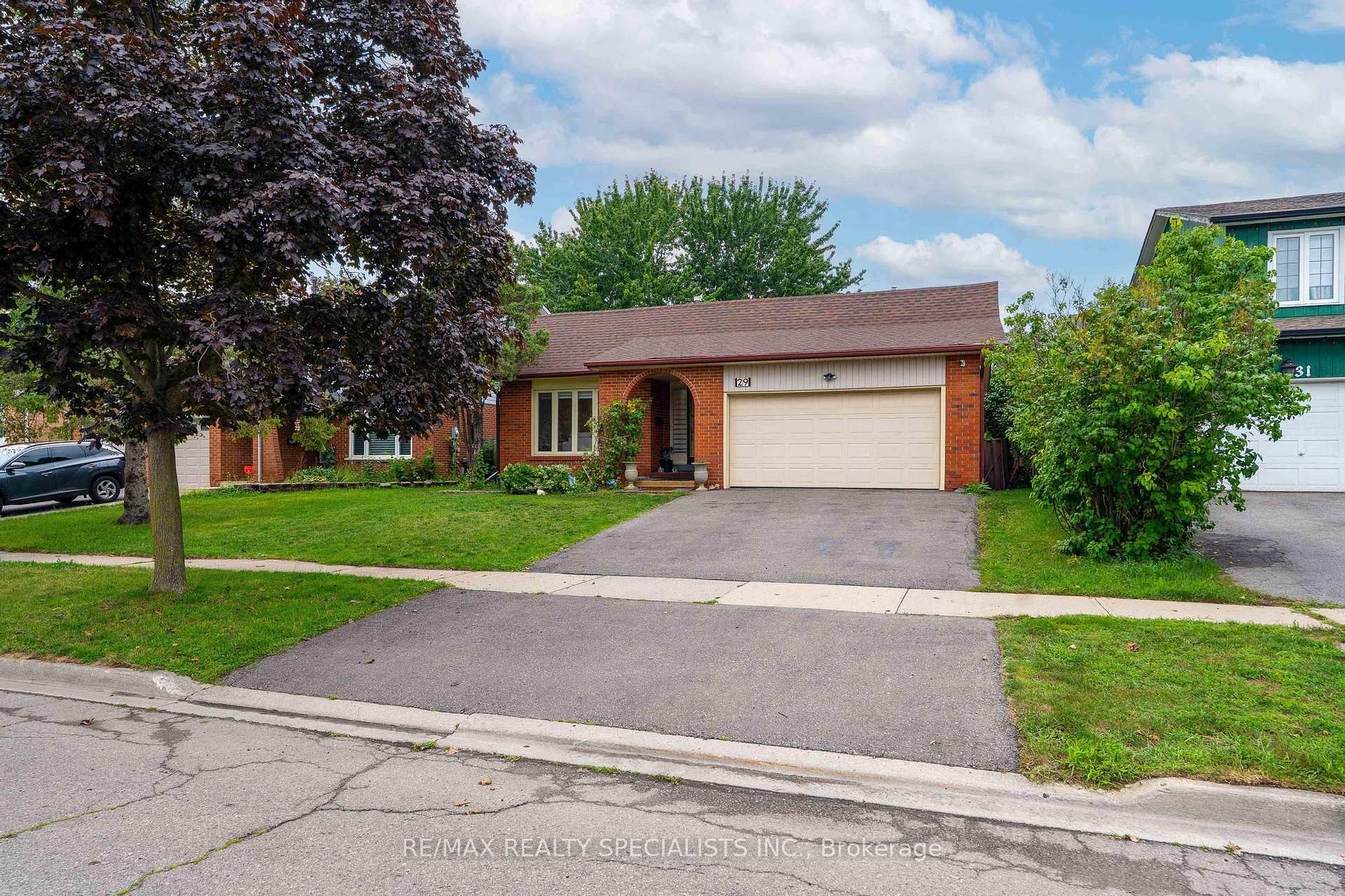 Photo 2 of 29 Blackthorn Lane, Brampton, Brampton North — HOMEH