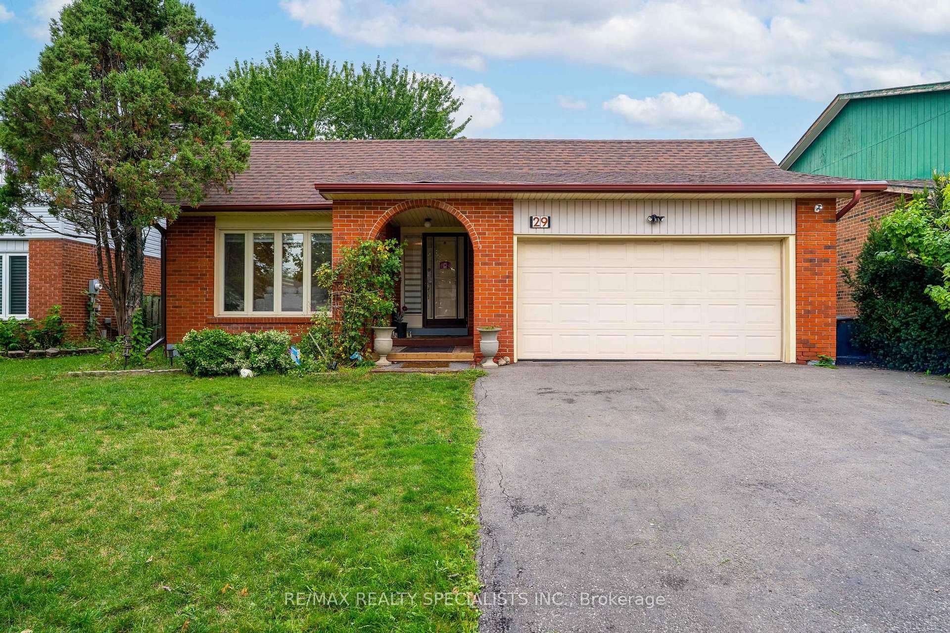 Photo 3 of 29 Blackthorn Lane, Brampton, Brampton North — HOMEH