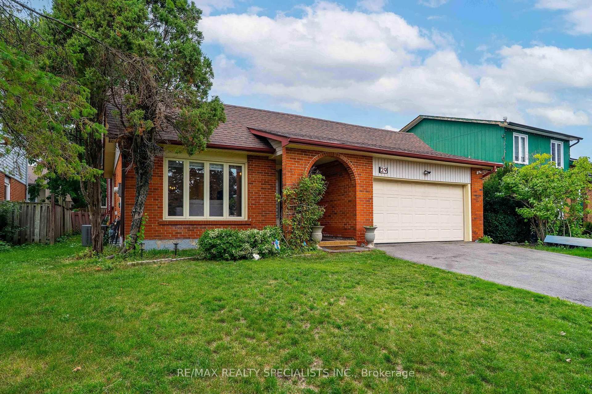Photo 4 of 29 Blackthorn Lane, Brampton, Brampton North — HOMEH