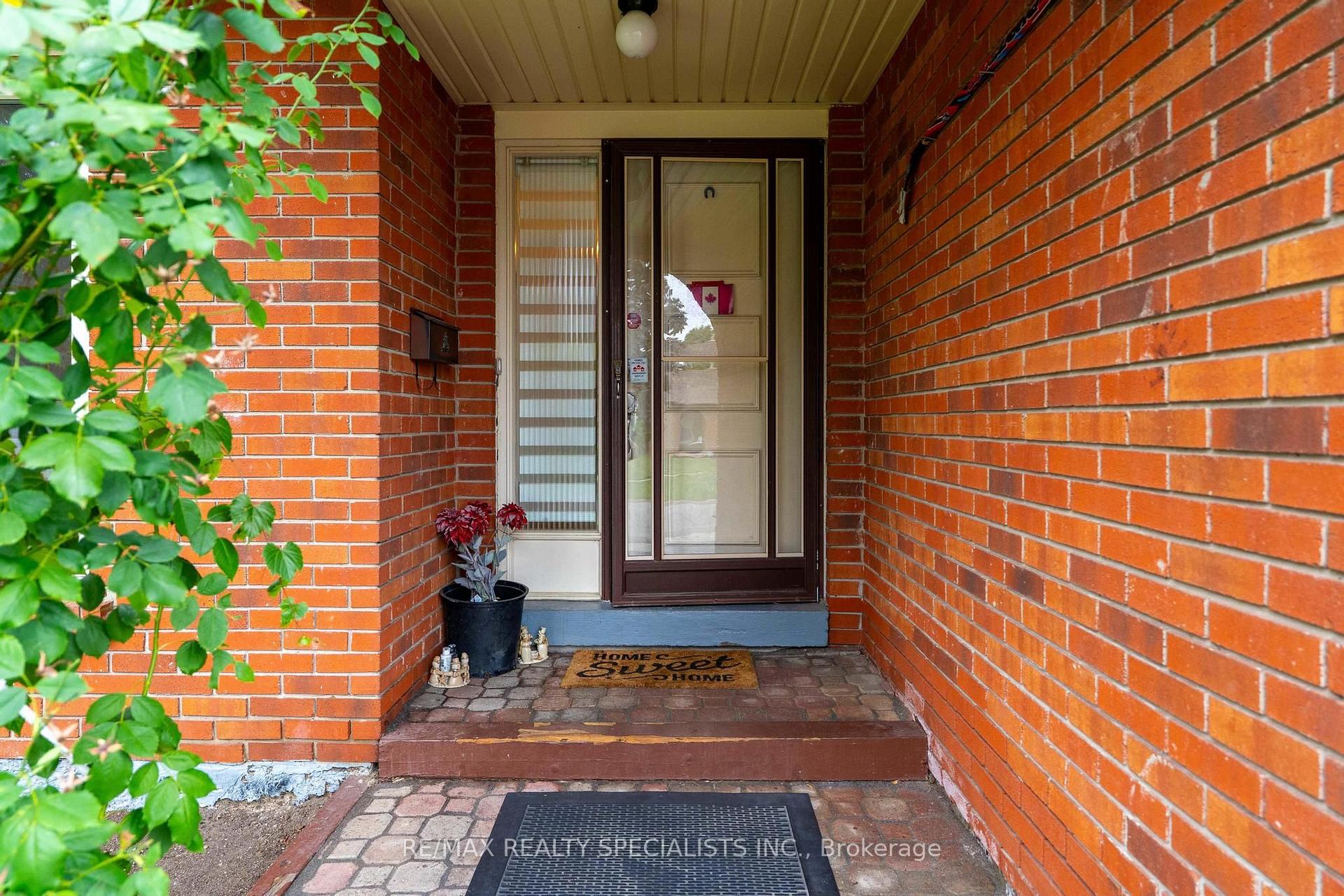Photo 5 of 29 Blackthorn Lane, Brampton, Brampton North — HOMEH