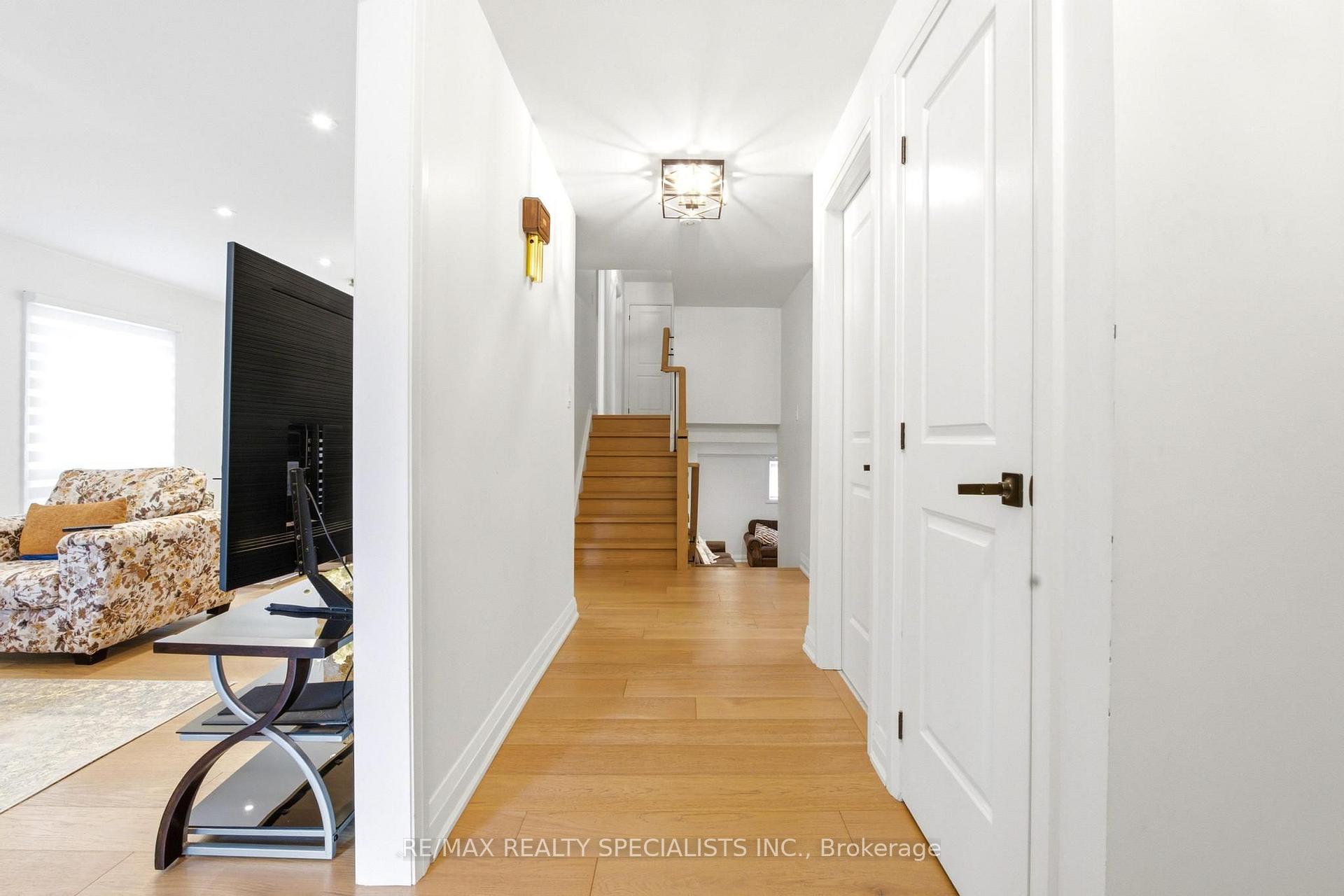 Photo 7 of 29 Blackthorn Lane, Brampton, Brampton North — HOMEH
